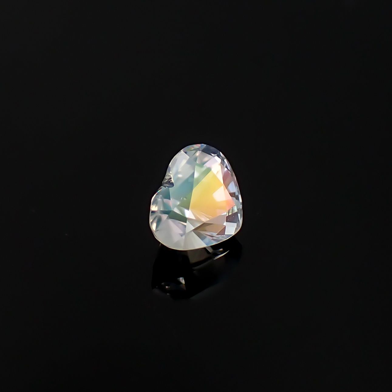 レインボームーンストーン マダガスカル産 1.20ct / 6.3x7.1mm前後 [260632372]