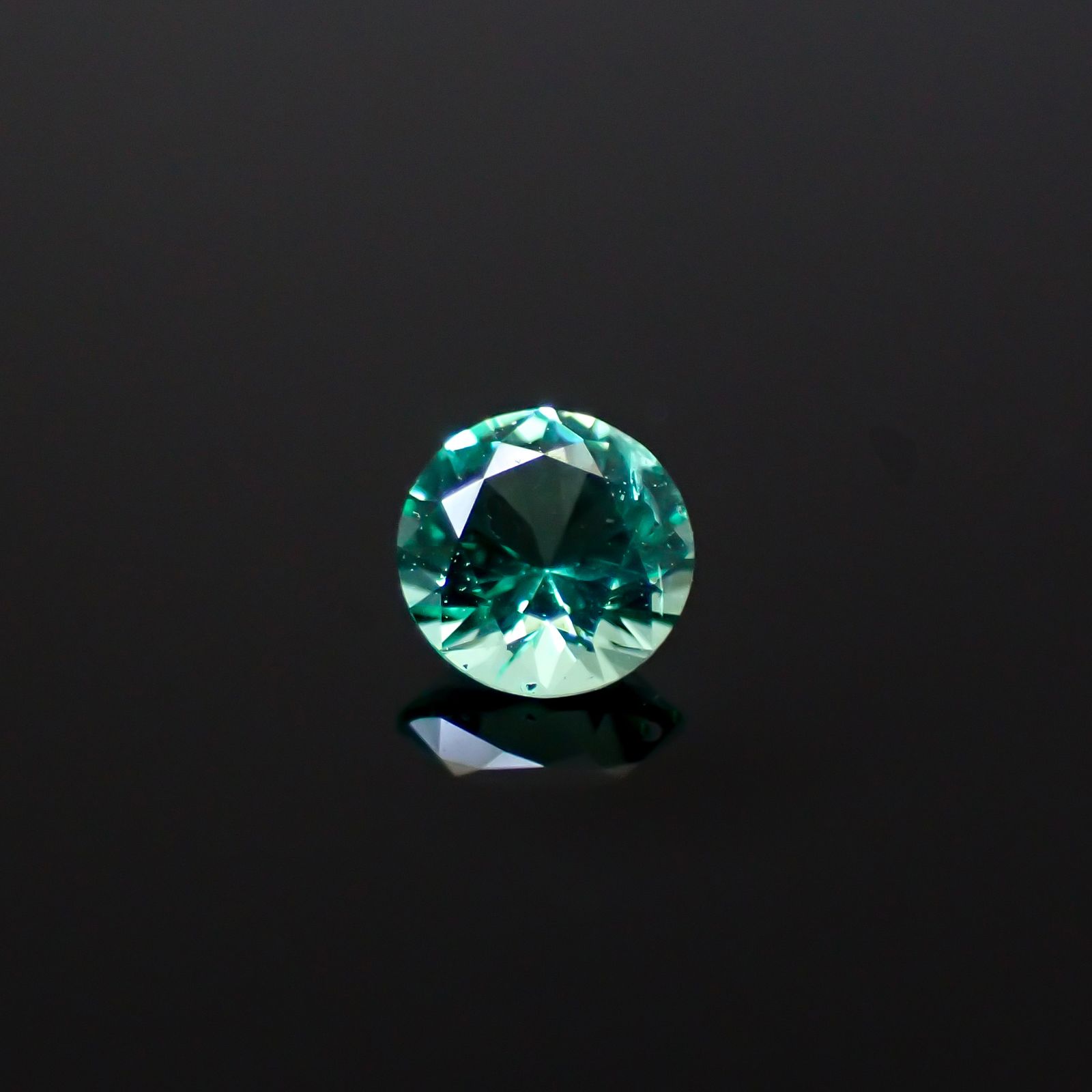 ノンオイルエメラルド ロシア産 0.11ct [250229871]3x3mm前後