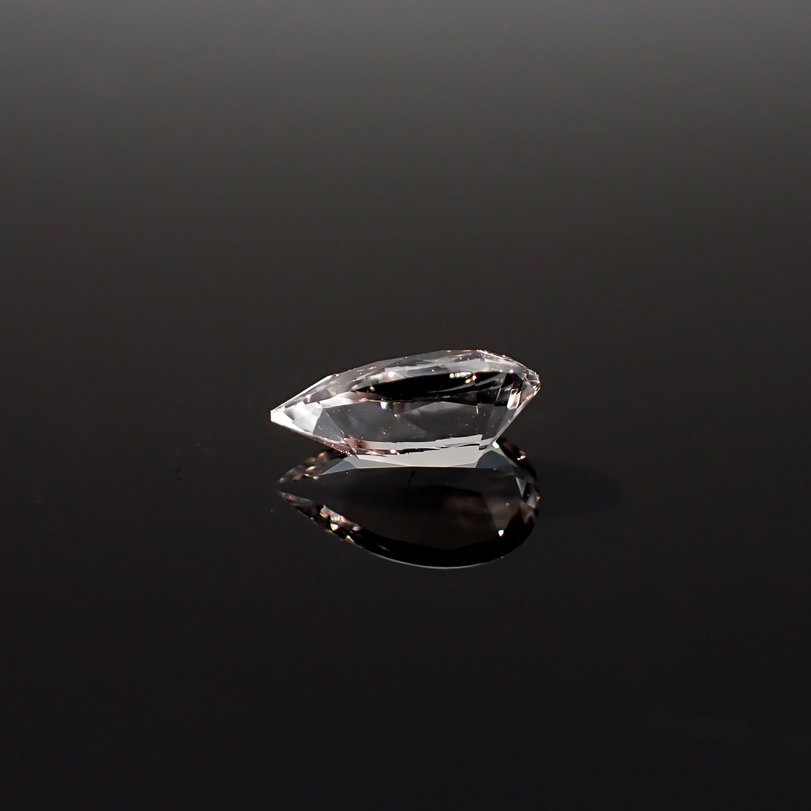 フェナカイト ロシア・マリシェボ鉱山産 0.63ct / 7.9x4.7mm前後 [260632434]