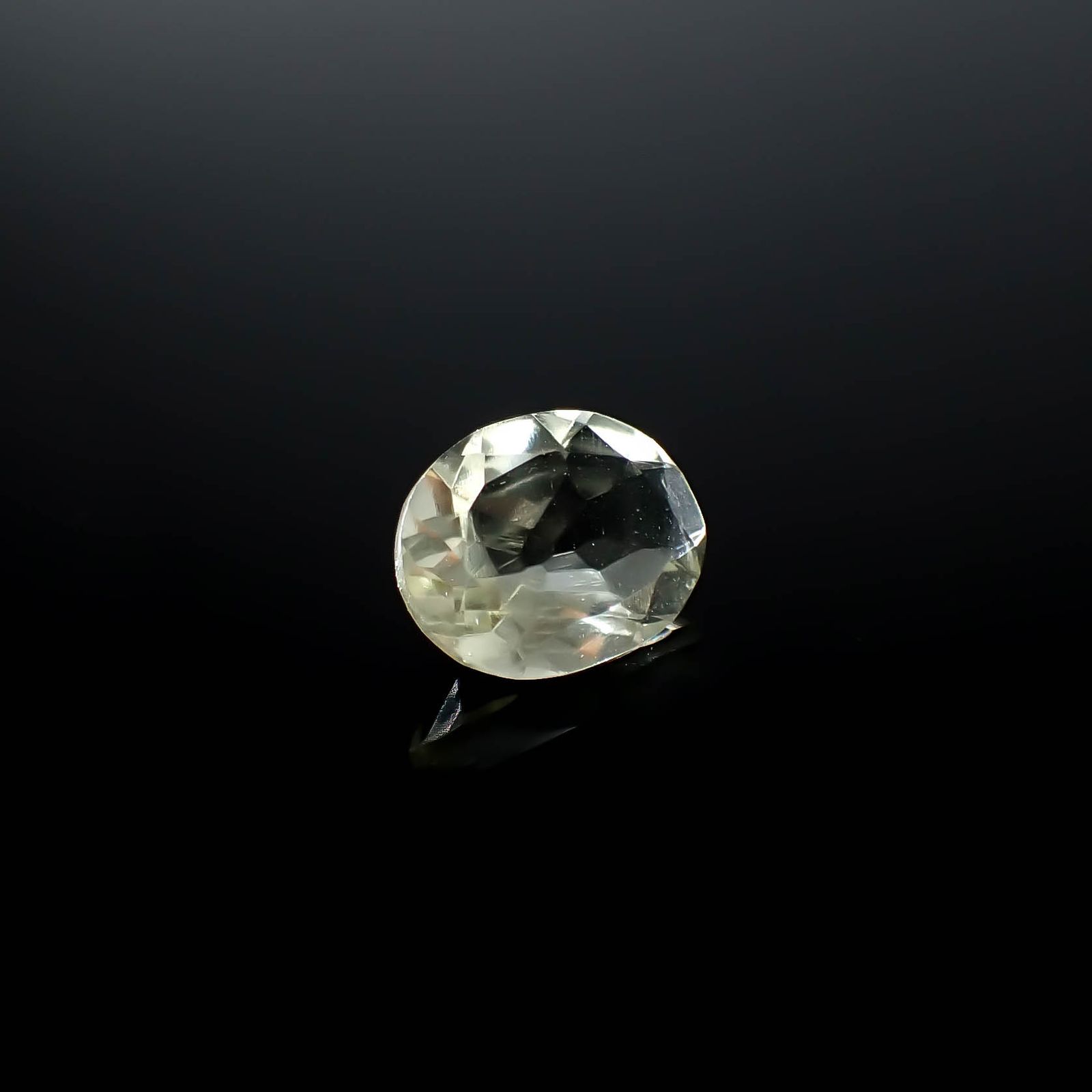 リビアングラス 発見地：エジプト・リビア砂漠 2.58ct / 11.5x8.8mm前後 [251131304]