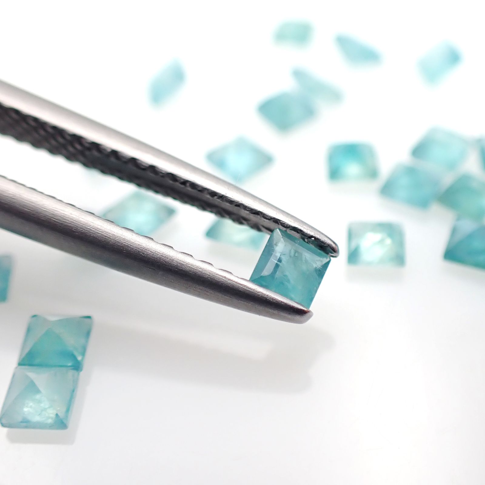 <ランダムセレクト1個販売>グランディディエライト マダガスカル産 約0.090ct [250129747-PAC]2.5x2.5mm前後