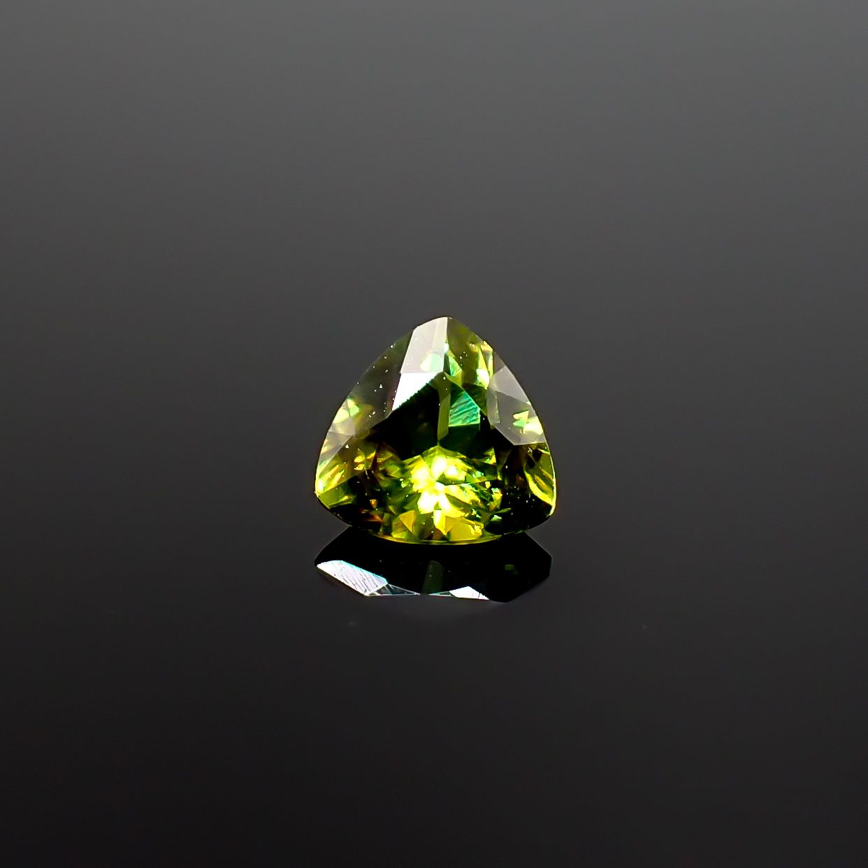 カラーチェンジスフェーン パキスタン産 0.34ct / 4.5x4.7mm前後 [260632443]