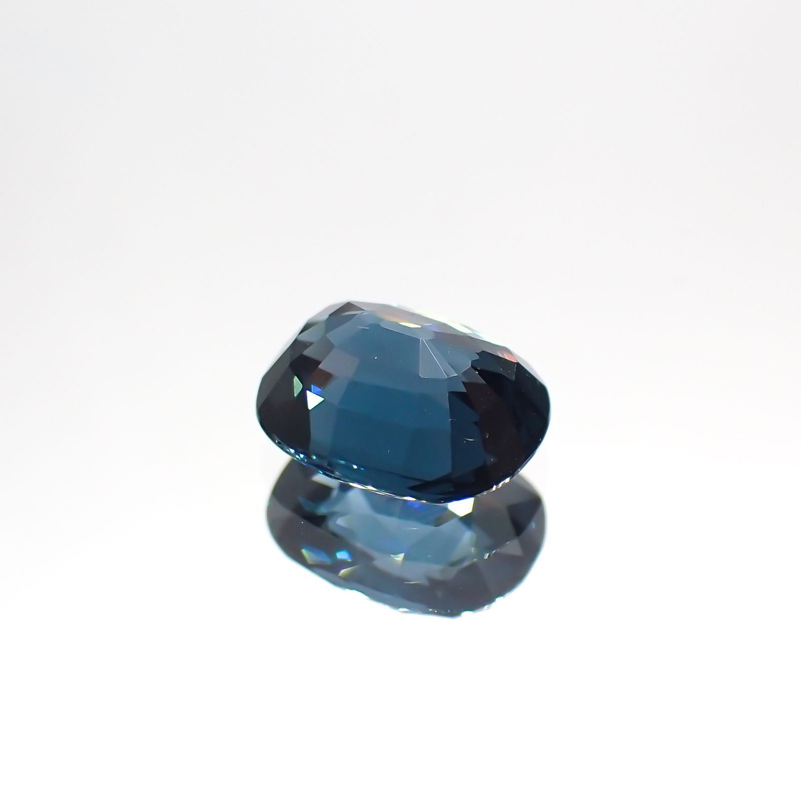 ブルースピネル(宝石名ブルー・スピネル)スリランカ産 1.395ct ソ付(彩珠)[231224450]7.4x5.9mm前後