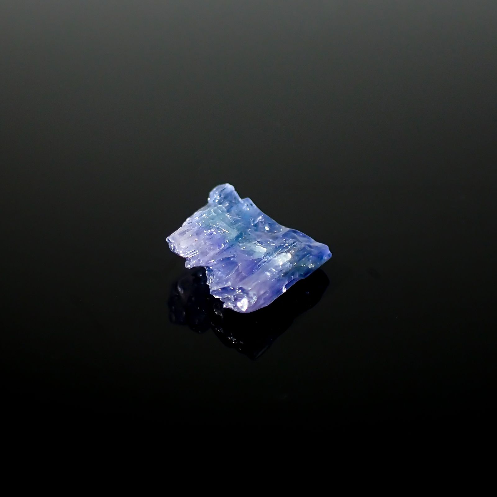 バイカラータンザナイト 原石 タンザニア産 1.69ct[231224980]8.4x8.1mm前後