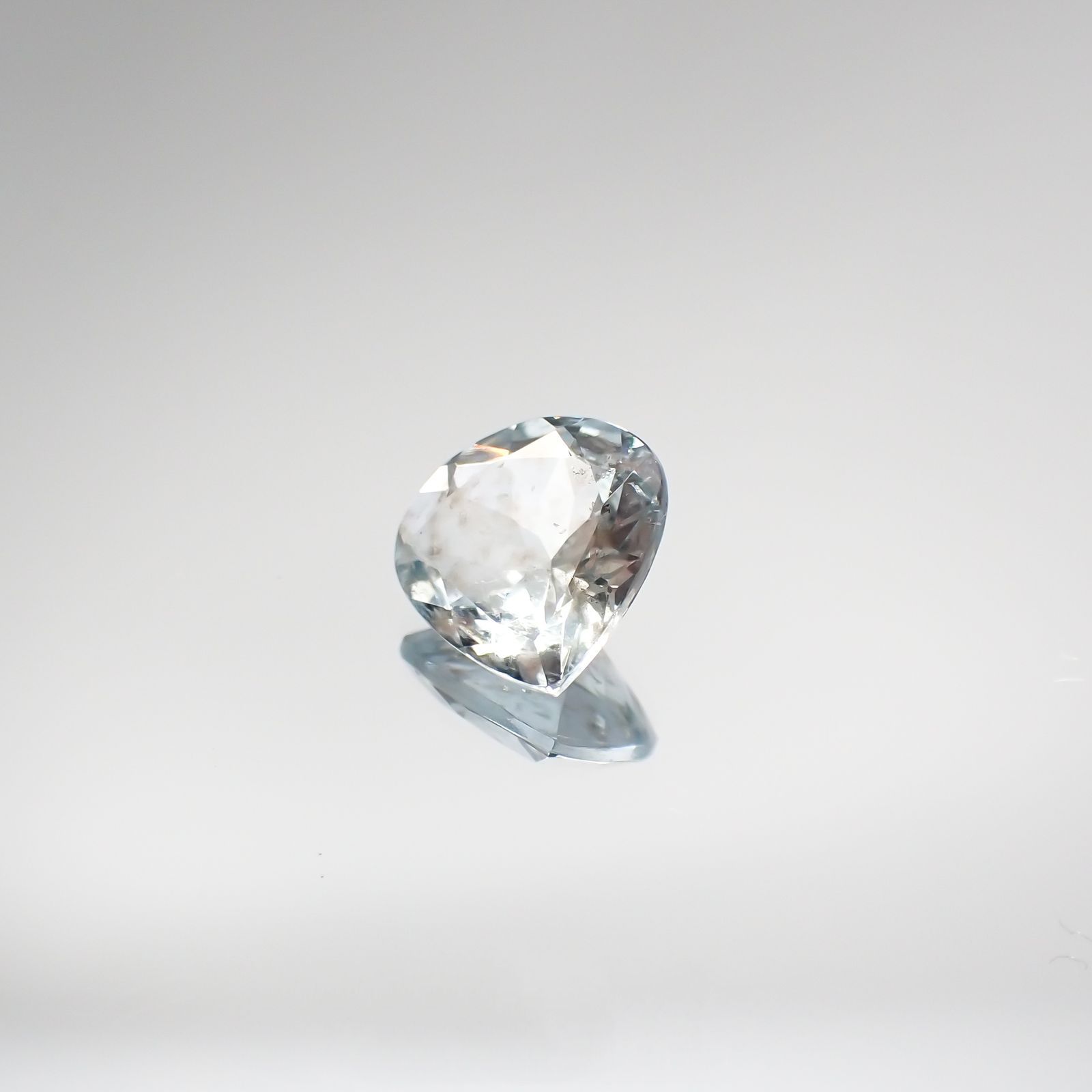 アベンチュリンアクアマリン(宝石名アクアマリン) ナイジェリア産 1.76ct 識別済[210712985]8.9×9mm前後