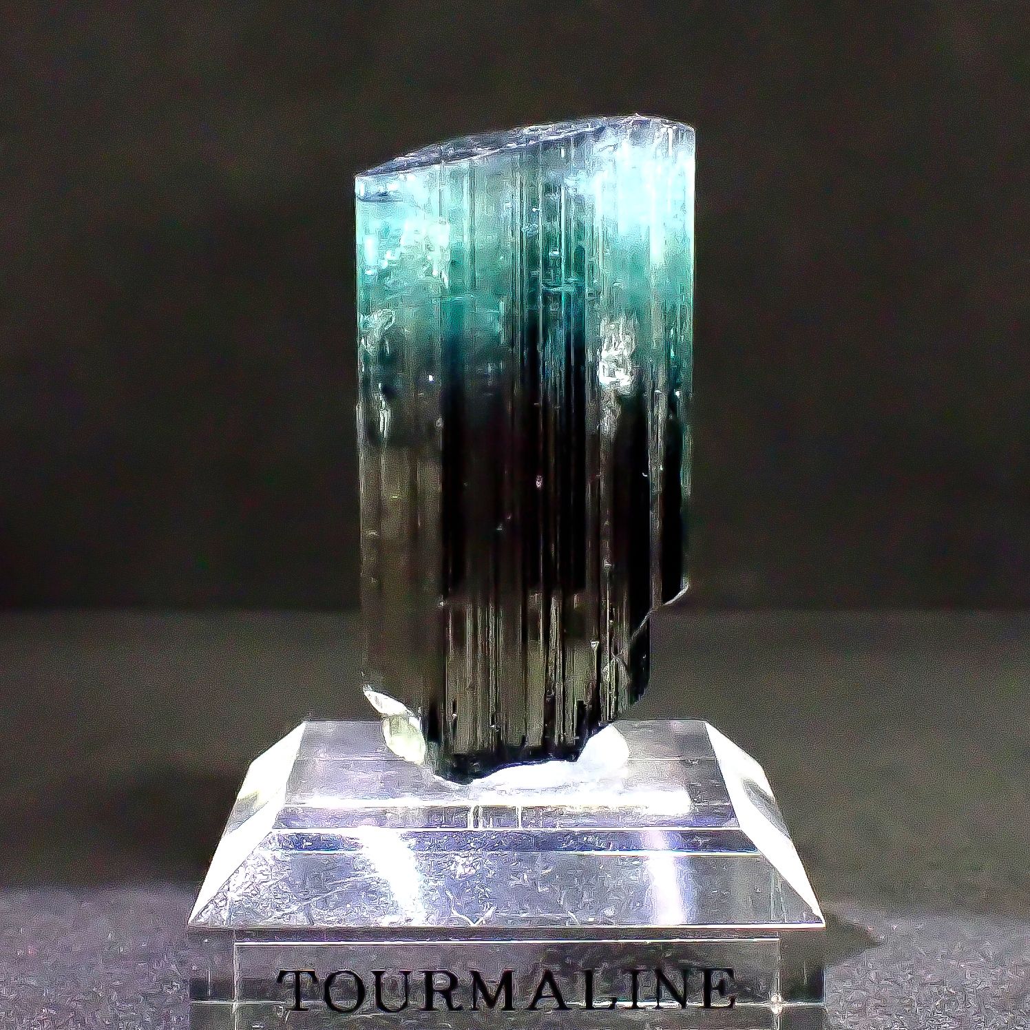 トルマリン柱状結晶原石 アフガニスタン・クナル州産 アクリル台座付き 132.24ct(26.44g) / 15.7x22.7x41.8mm前後 [260632366]