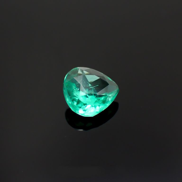 パライバトルマリン(宝石名トルマリン/別名パライバ・トルマリン)ブラジル・キントス鉱山産 0.377ct ソ付(宝貴協)[221018727]4.9x4.9mm前後