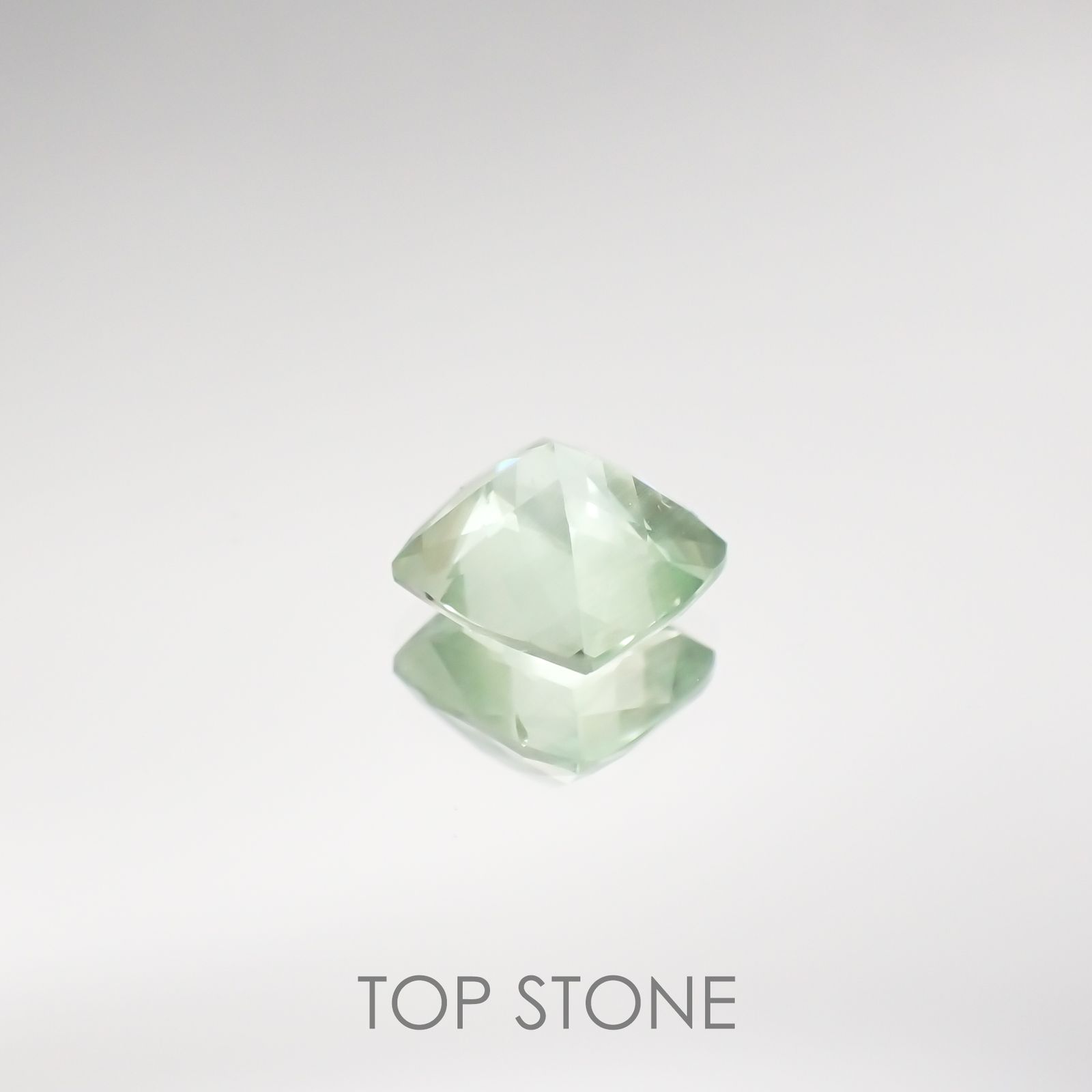 コーネルピン(宝石名グリーン・コーネルピン) タンザニア産 0.910ct ソ付(彩珠)[210711696]5.7×5.4mm前後