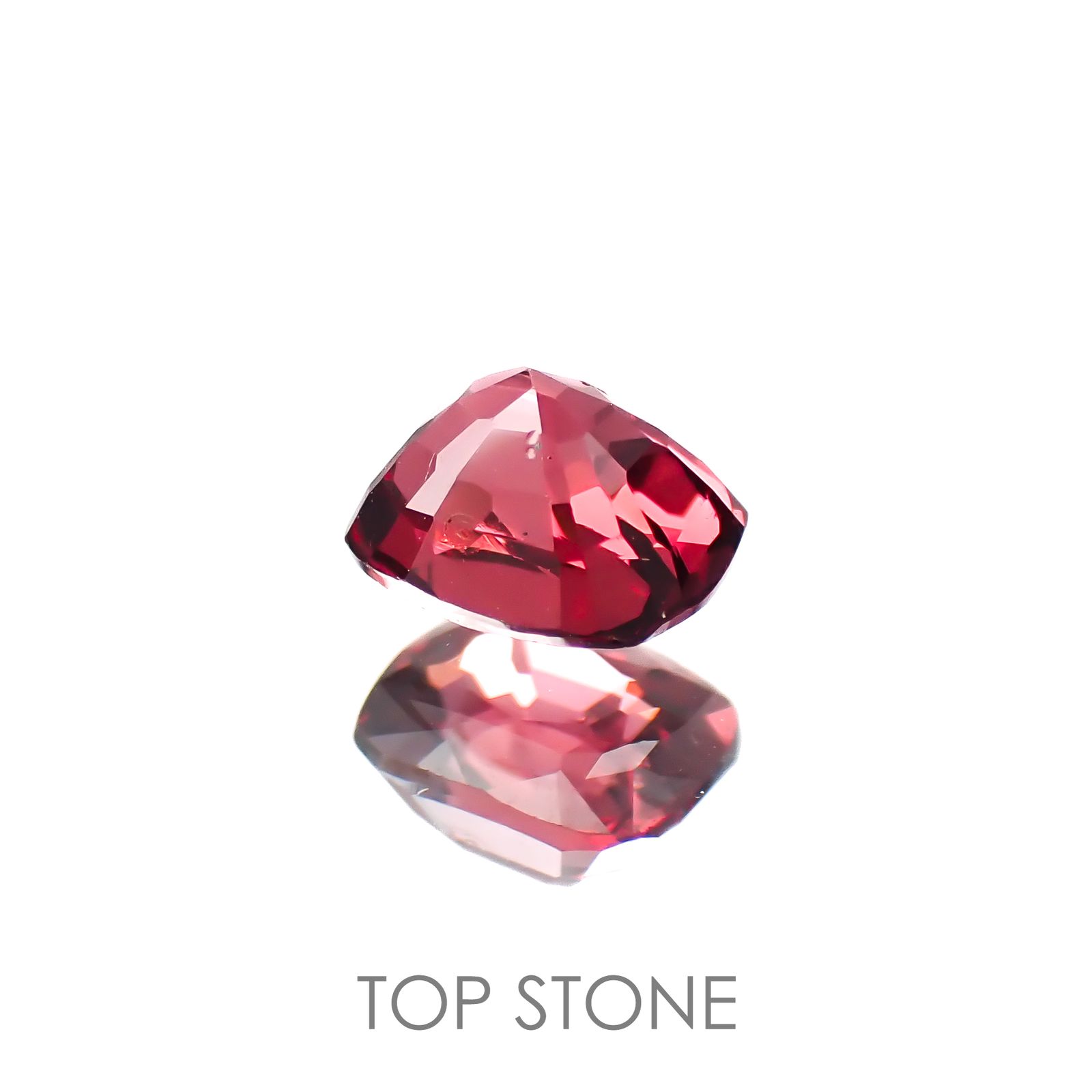 レッドスピネル(宝石名スピネル)ビルマ/マダガスカル産 0.61ct 識別済[220817542]5.1x4.2mm前後