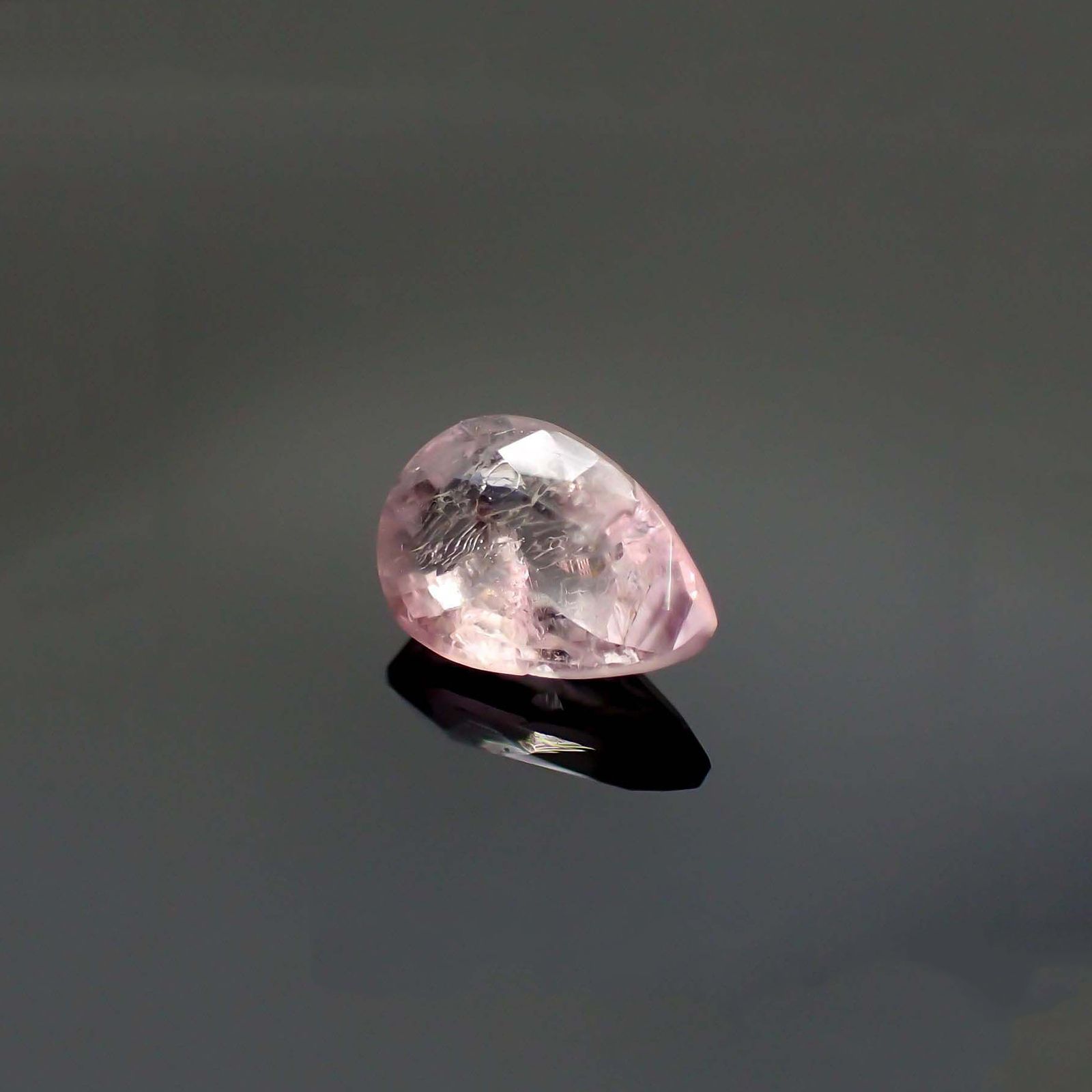 ピンクポードレッタイト(宝石名ピンク・ポードレッタイト)ビルマ産 ソ付(彩珠) 0.690ct / 7.3x5.1mm前後 [260722813]