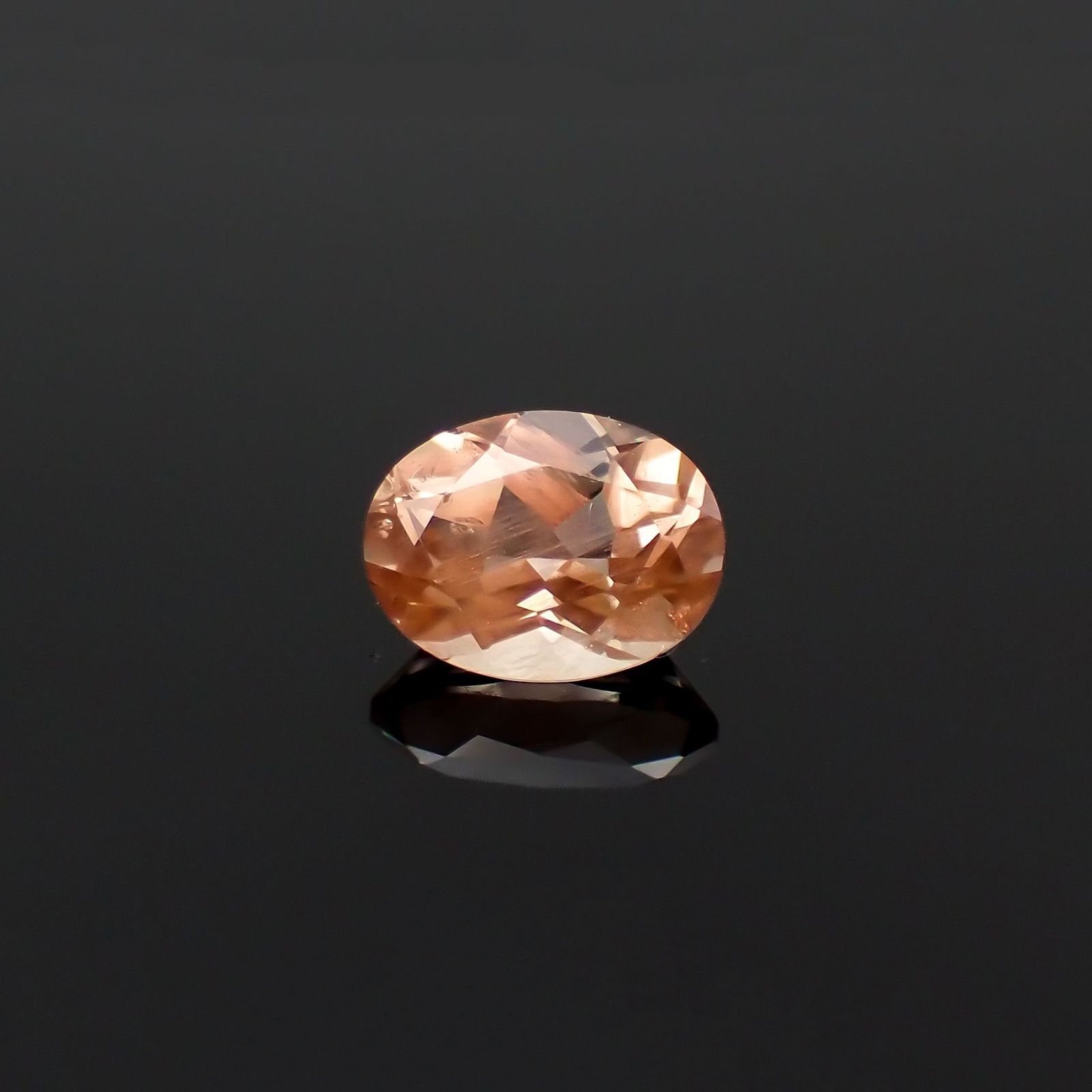 オレゴンサンストーン(宝石名ラブラドライト)アメリカ・オレゴン州産 識別済 1.28ct / 8.1x6.2mm前後 [230120122]
