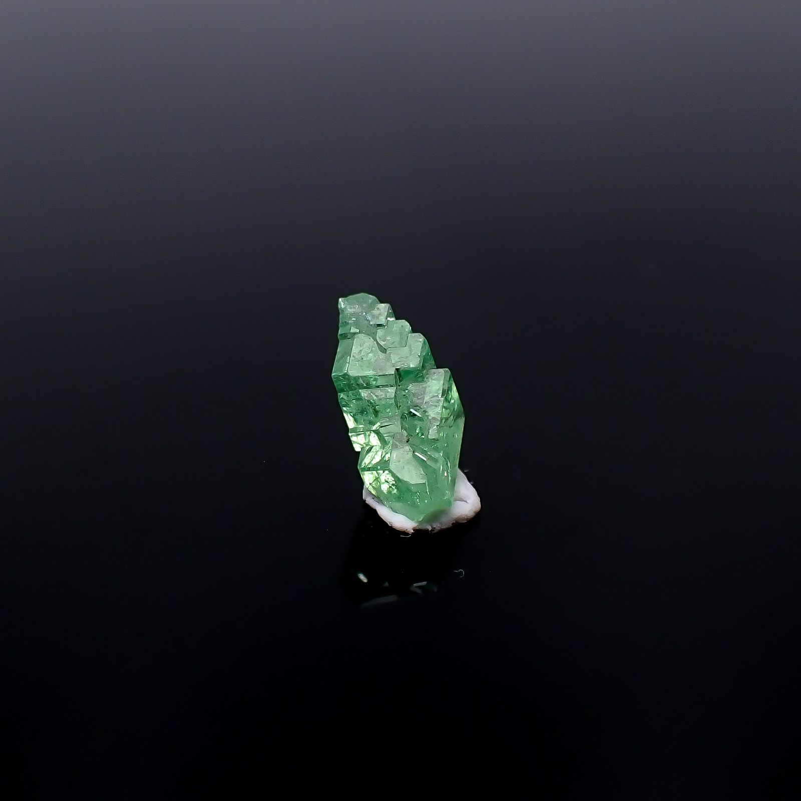 ツァボライト 原石 タンザニア産 0.96ct / 8.2x4.2mm前後 [251231428]