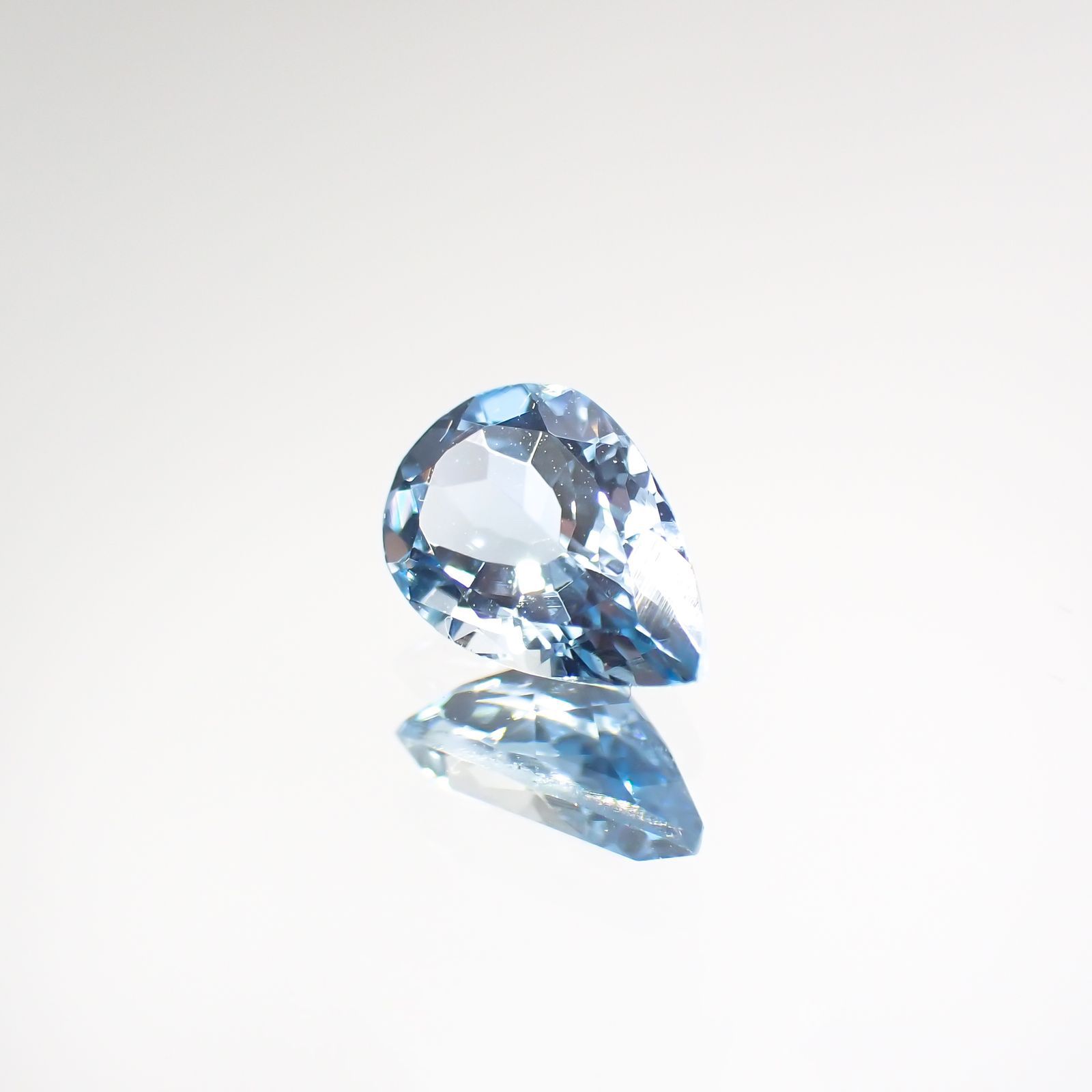 サンタマリアアクアマリン(宝石名アクアマリン) ブラジル産 0.576ct ソ付(彩珠)[210812632]7.2×4.8mm前後