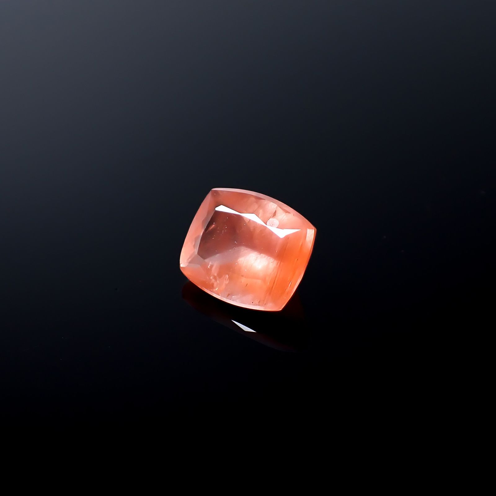 サンストーンスキャポライト(宝石名シーン・スキャポライト)タンザニア産 識別済 3.76ct / 10.8x8.9mm前後 [260832727]