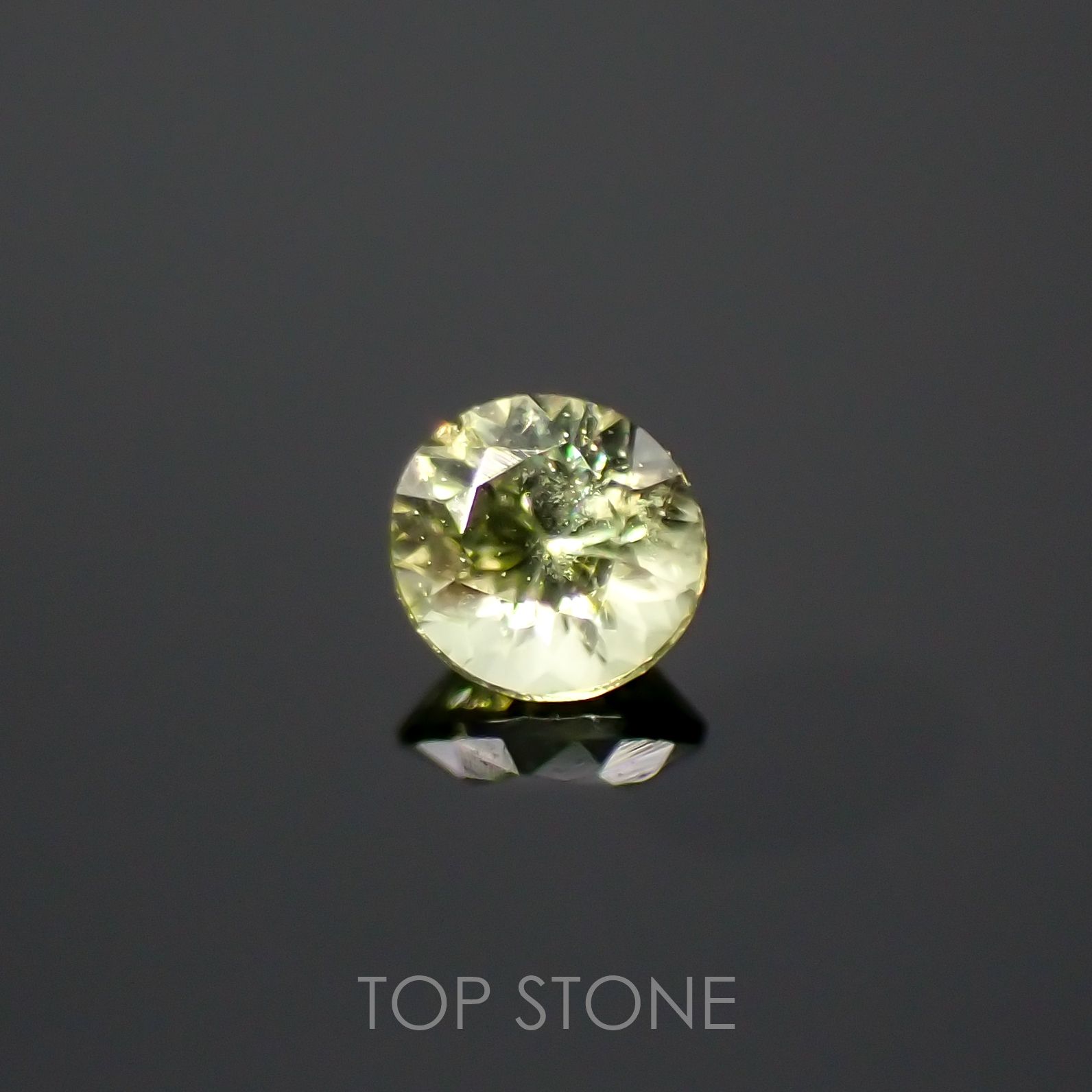 パラサイティックペリドット(宝石名ペリドット) 採取地：ロシア 0.033ct 識別済[210812869]1.7×1.7mm前後