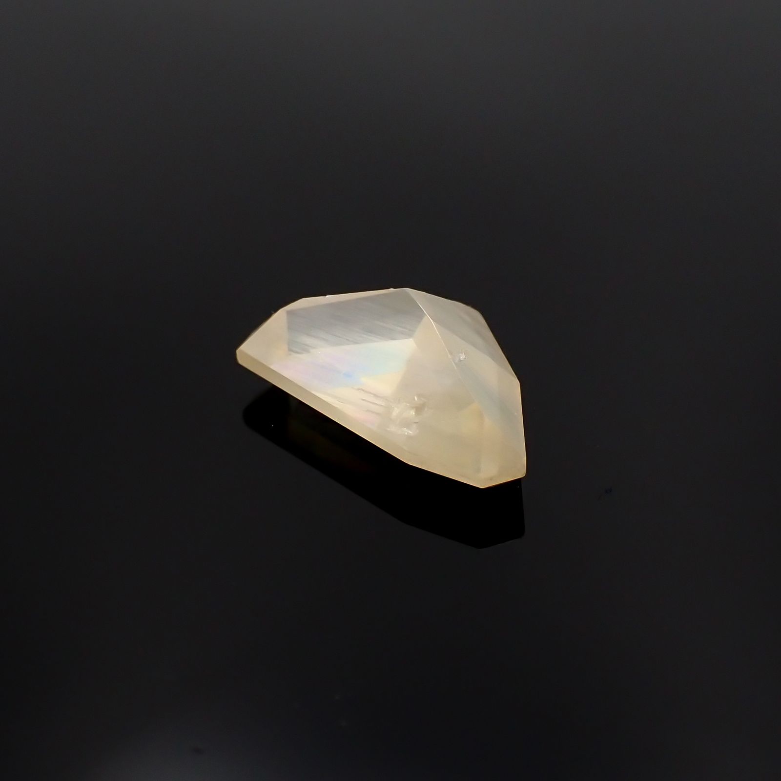 フォスゲナイト(宝石名フォスゲナイト)モロッコ/イタリア産 9.120ct ソ付(日独)[230823293]15.34x9.51mm前後