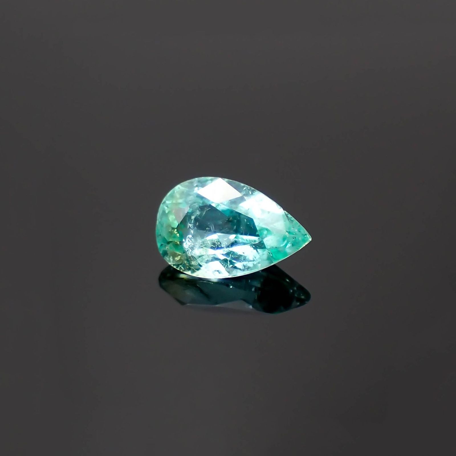パライバトルマリン(宝石名トルマリン/別名パライバ・トルマリン)ブラジル・キントス鉱山産 識別済 0.23ct / 5.3x3.4mm前後 [221018837]