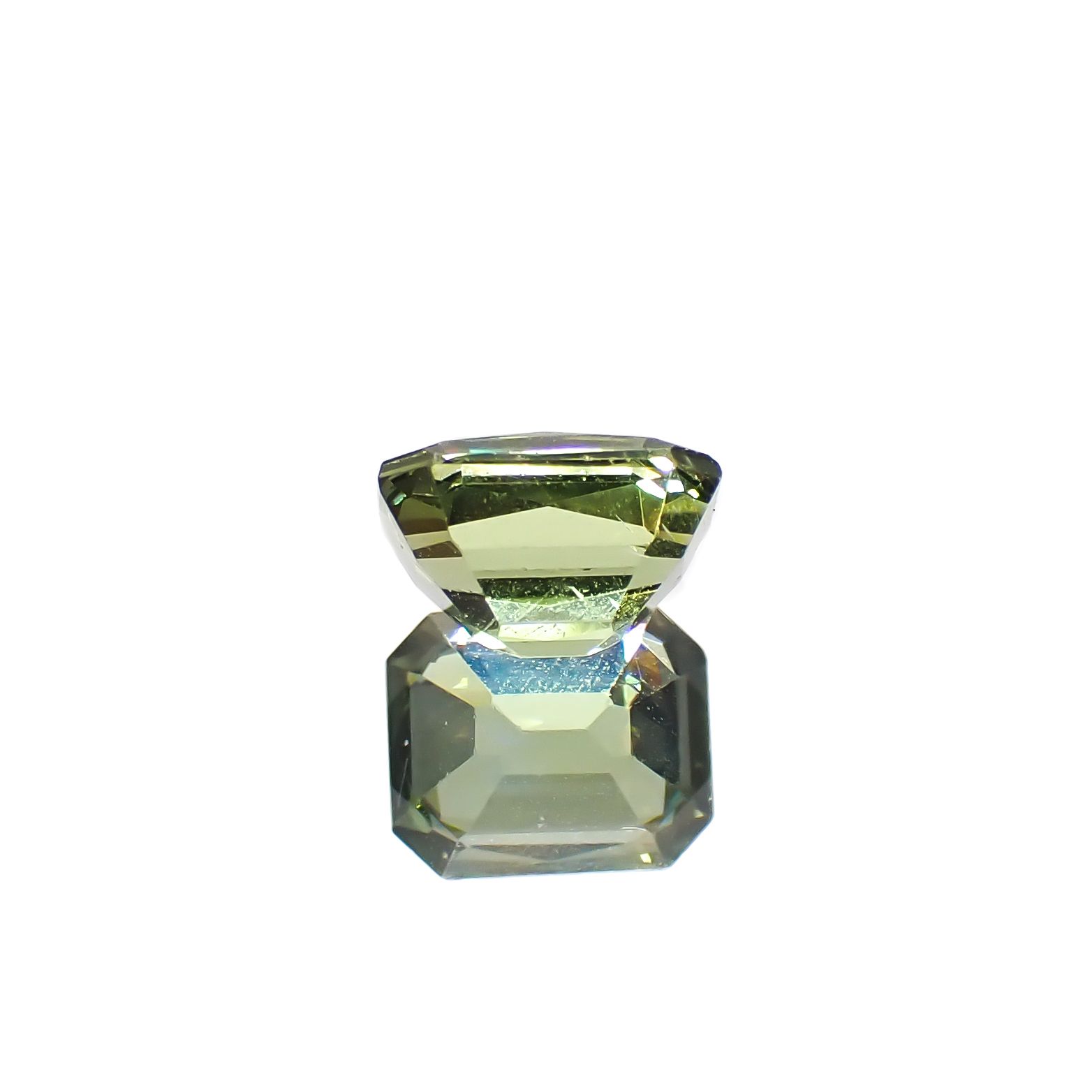 グリーンアパタイト マダガスカル産 0.75ct [241129483]5.6x4.5mm前後