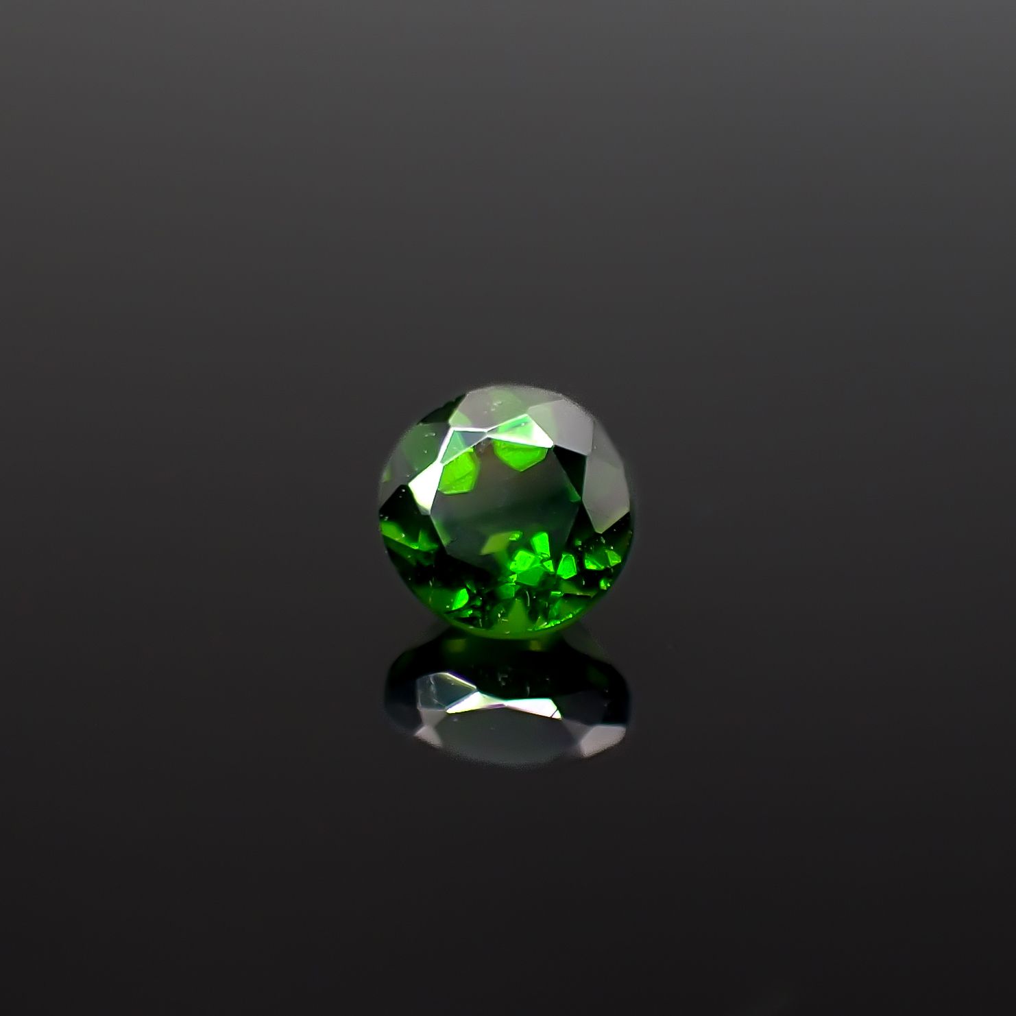 クロムダイオプサイド(宝石名クロム・ダイオプサイド)ロシア産 識別済 0.69ct / 5.3x5.2mm前後 [260432095]