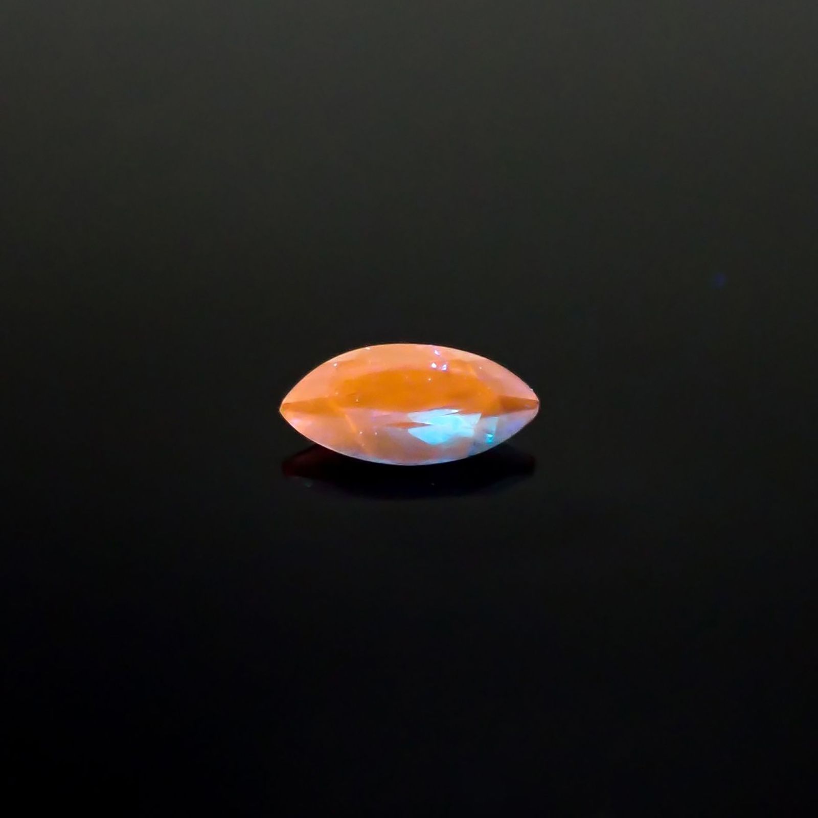 アウイナイト フルオレッセンス(宝石名アウイナイト)ドイツ産 識別済 0.057ct / 4.3x2mm前後 [240628311]