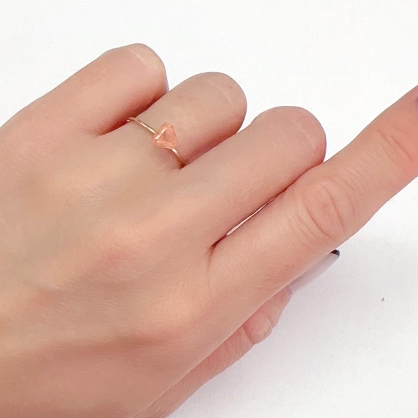 ◇カスタムカット◇ストロベリークォーツ カザフスタン産 0.63ct[240125493]5.3x5.2mm前後