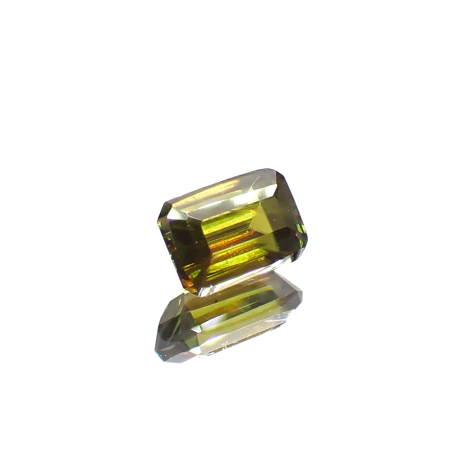 カラーチェンジスフェーン(宝石名スフェーン / カラーチェンジ・タイプ)パキスタン産 0.70ct 識別済[240627956]5.9x3.8mm前後