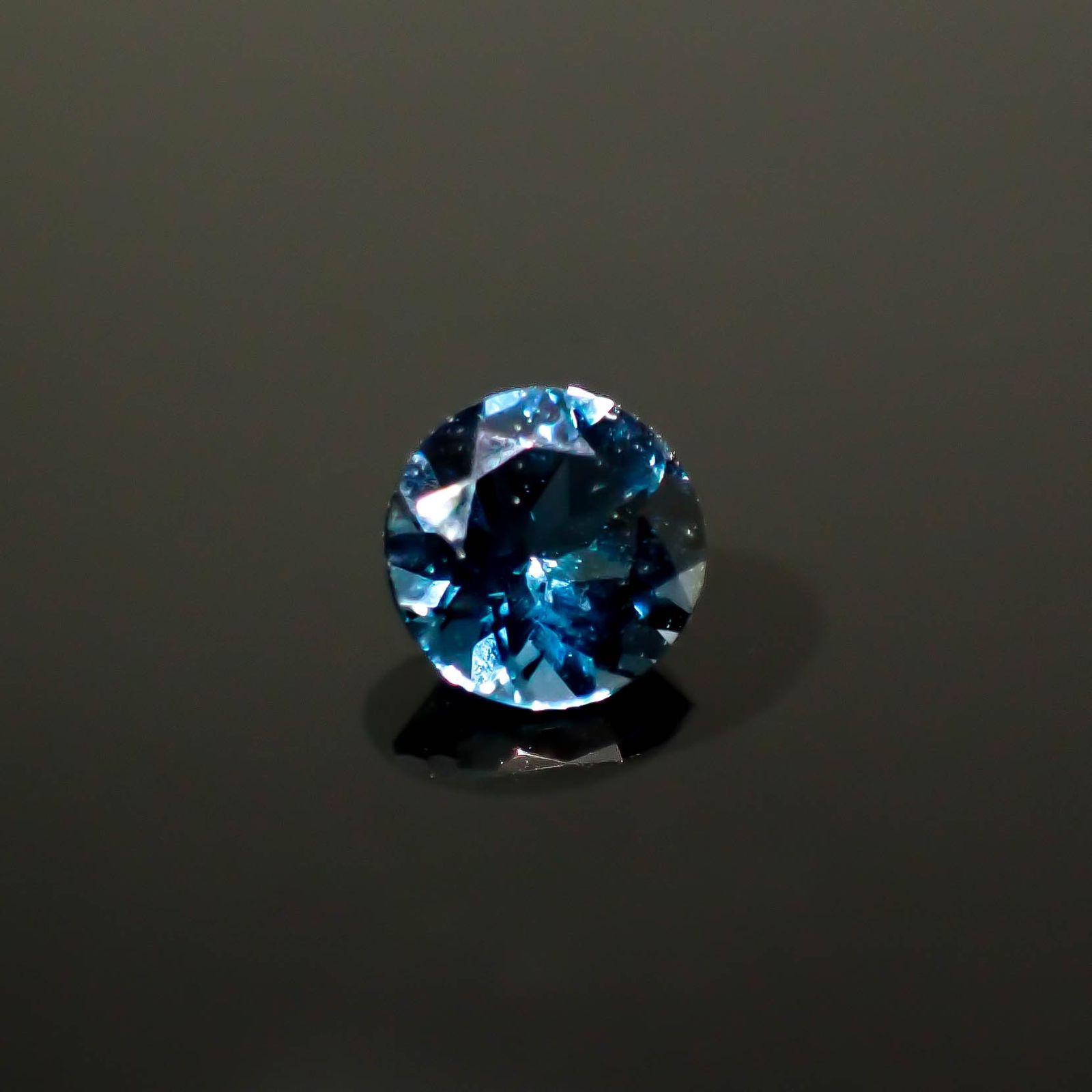 ロンドンブルートパーズ ブラジル産 0.87ct / 6x6mm前後 [250931128]