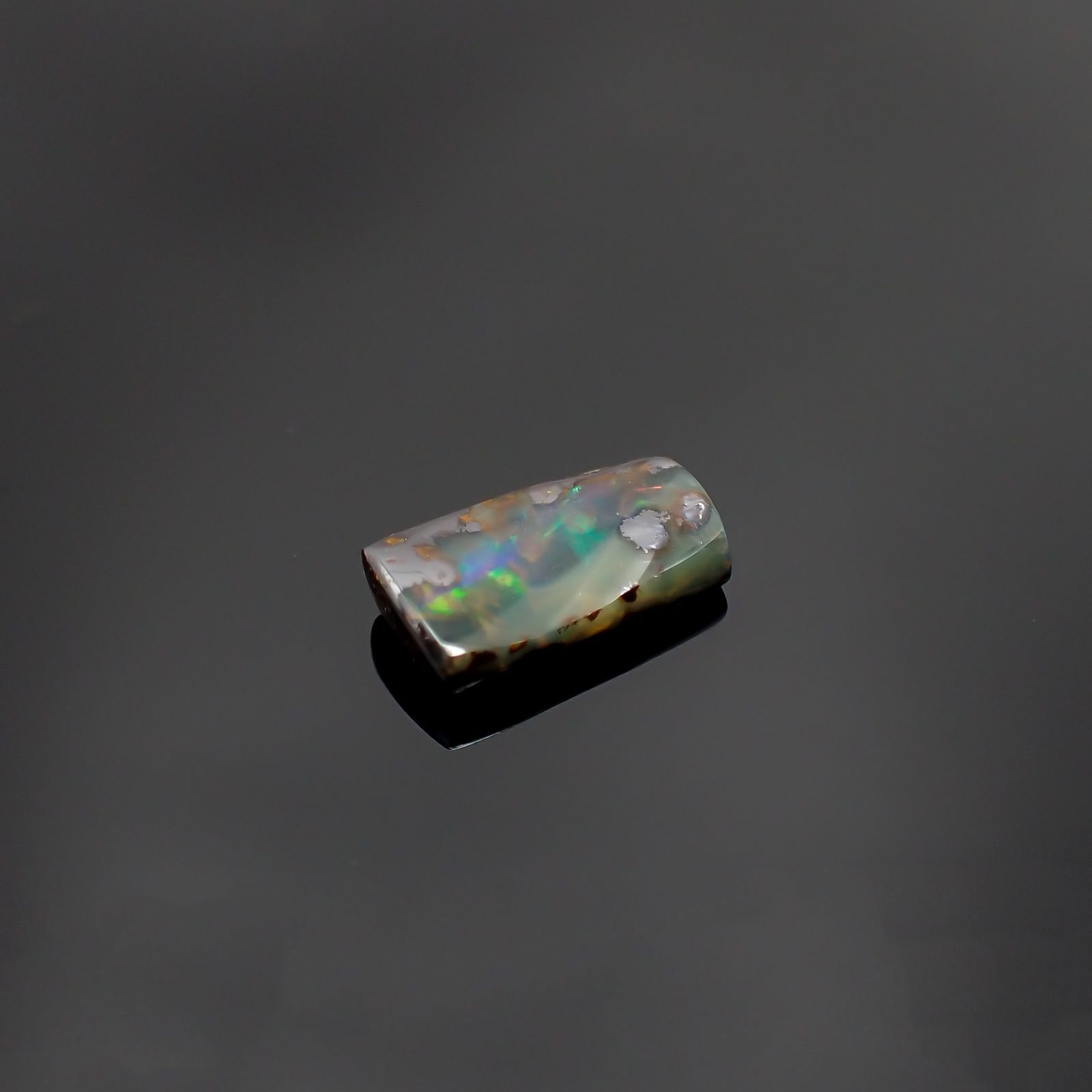 ボルダーオパール 原石磨き(宝石名ボルダー・オパール) オーストラリア産 2.449ct ソ付(彩珠)[210611311]11.6×6.2mm前後