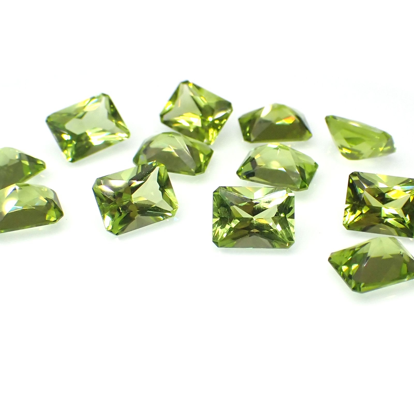 <ランダムセレクト1個販売>ペリドット 中国産 約1.40-1.65ct[230722580]8x6mm前後