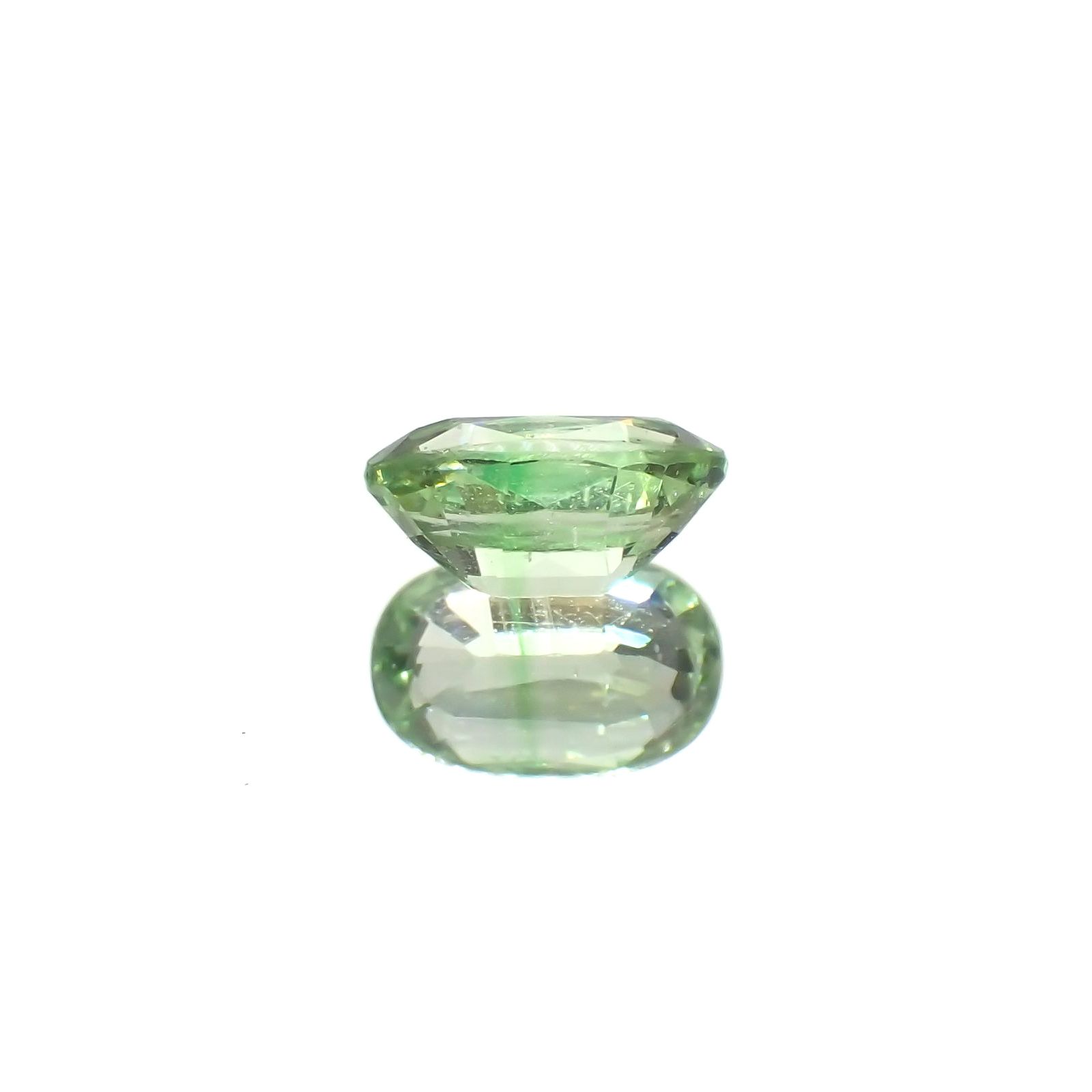 ミントガーネット(宝石名グリーン・グロッシュラー・ガーネット)タンザニア産 識別済 0.62ct / 6.1x3.9mm前後 [251023500]