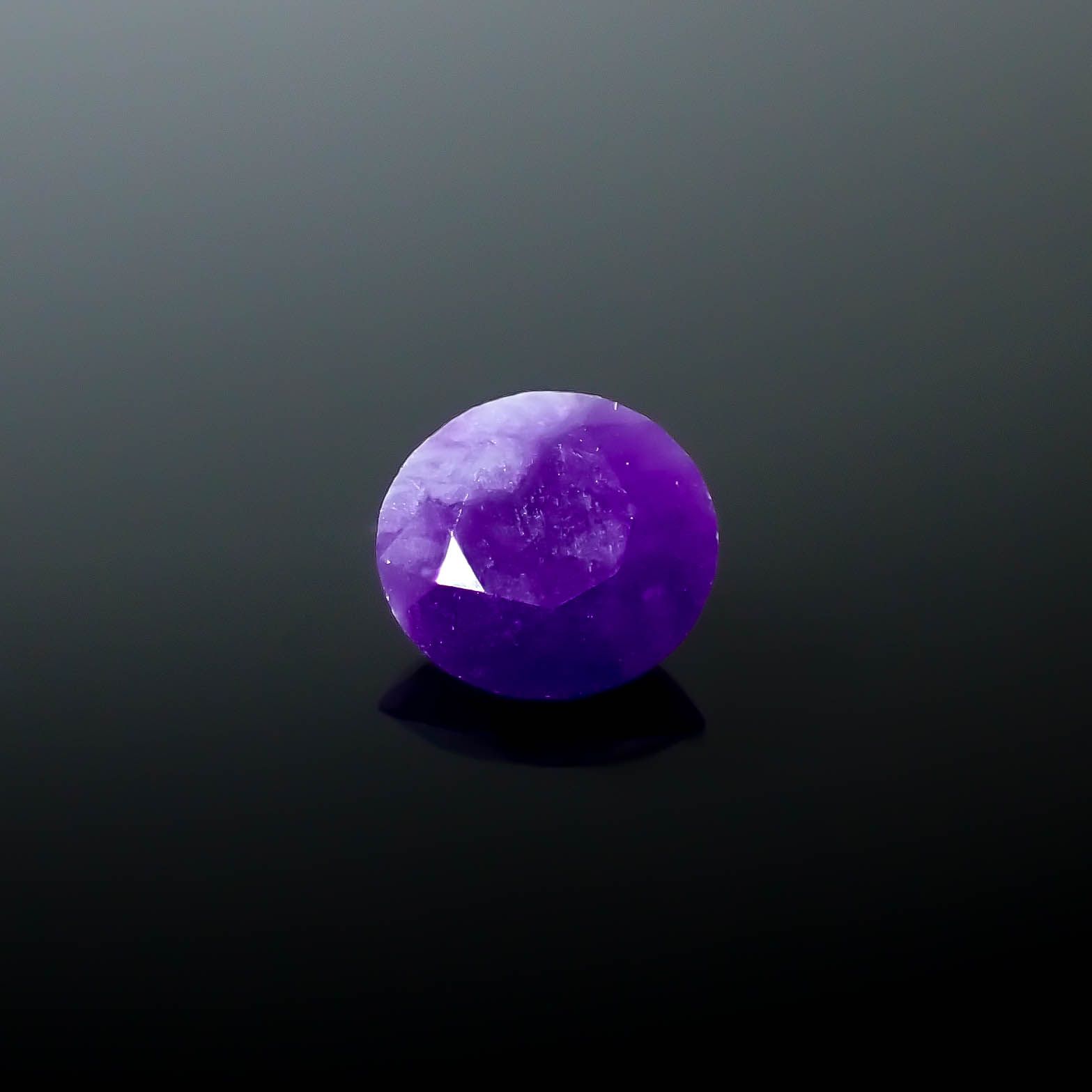 スギライト 南アフリカ産 0.62ct / 6.1x6.1mm前後 [250931019]