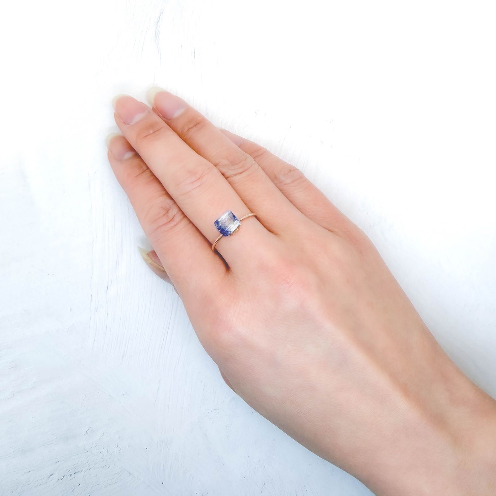 デュモルチェライトインクォーツ ブラジル産 1.23ct / 6.9x6mm前後 [260331853]