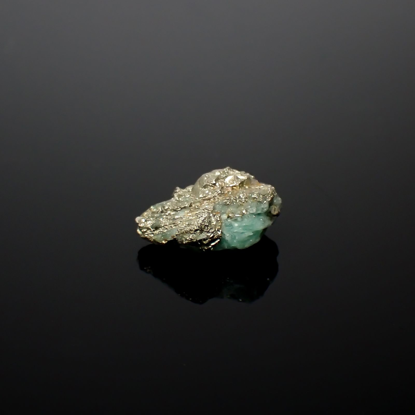 エメラルド 原石 コロンビア産 7.65ct[240427244]15.4x9.4mm前後