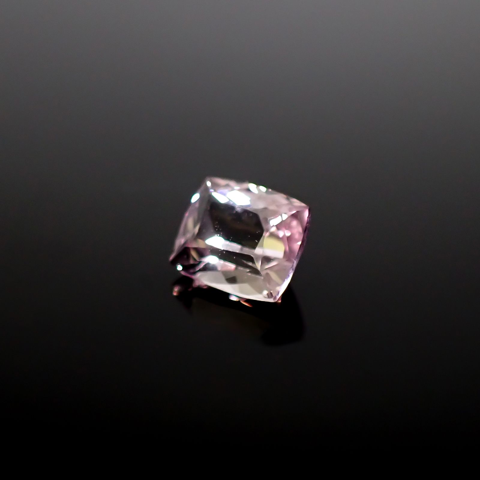 ピンクゾイサイト(宝石名ピンク・ゾイサイト)タンザニア産 0.921ct ソ付(彩珠)[241129501]6x5mm前後