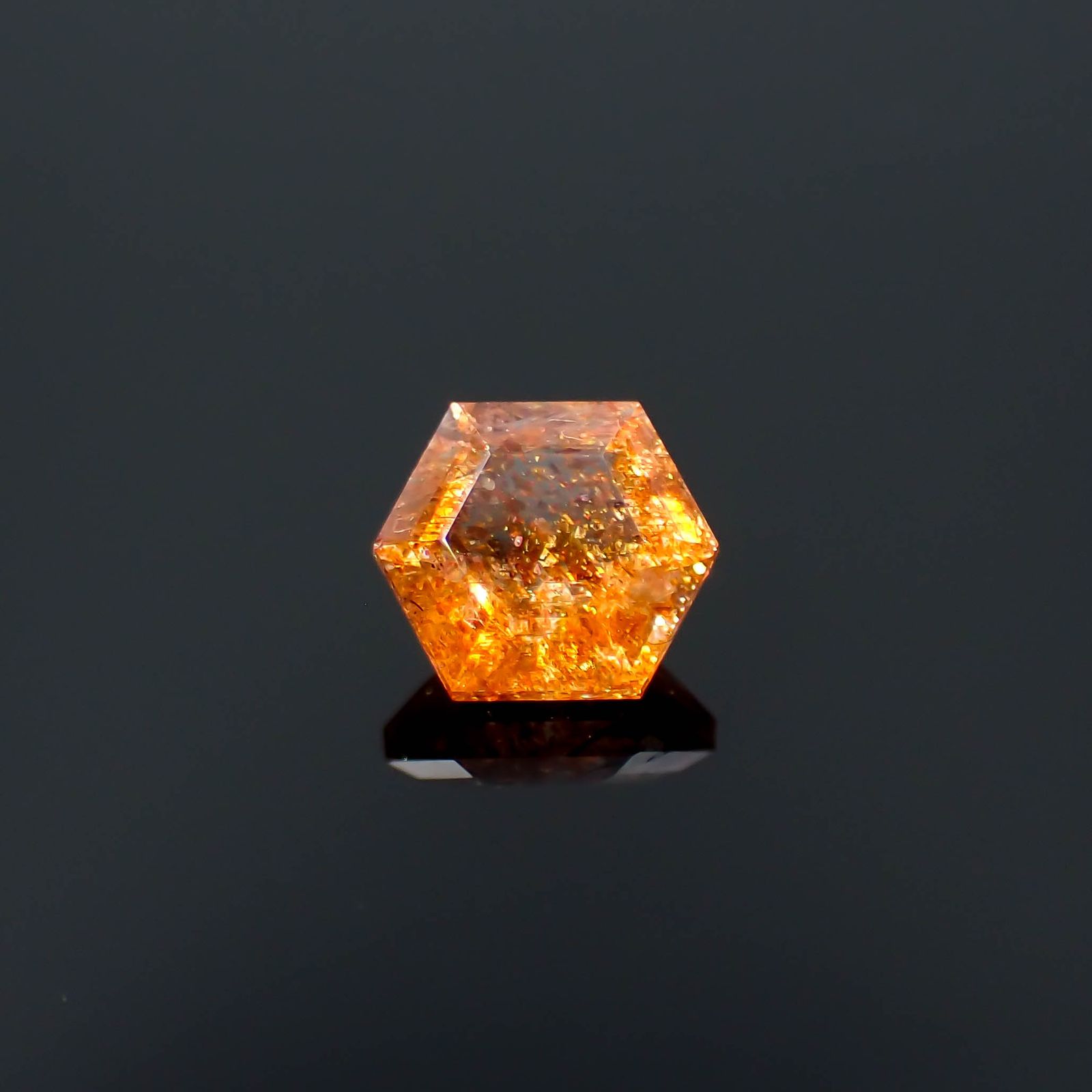 ◇ヘキサゴンカット◇イリュージョンサンストーンイリュージョンサンストーン タンザニア産 0.50ct[230320960]4.9x4.8mm前後