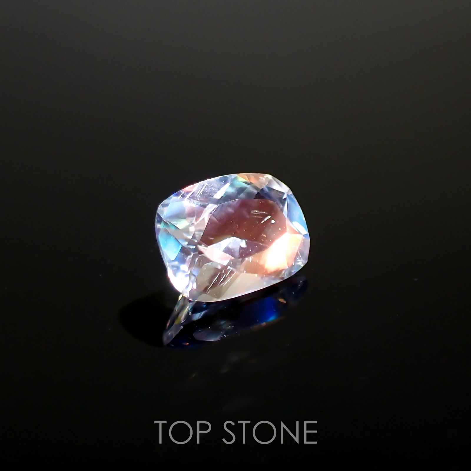 レインボームーンストーン(宝石名ラブラドライト)マダガスカル産 0.65ct 識別済[221018294]6.5x4.9mm前後