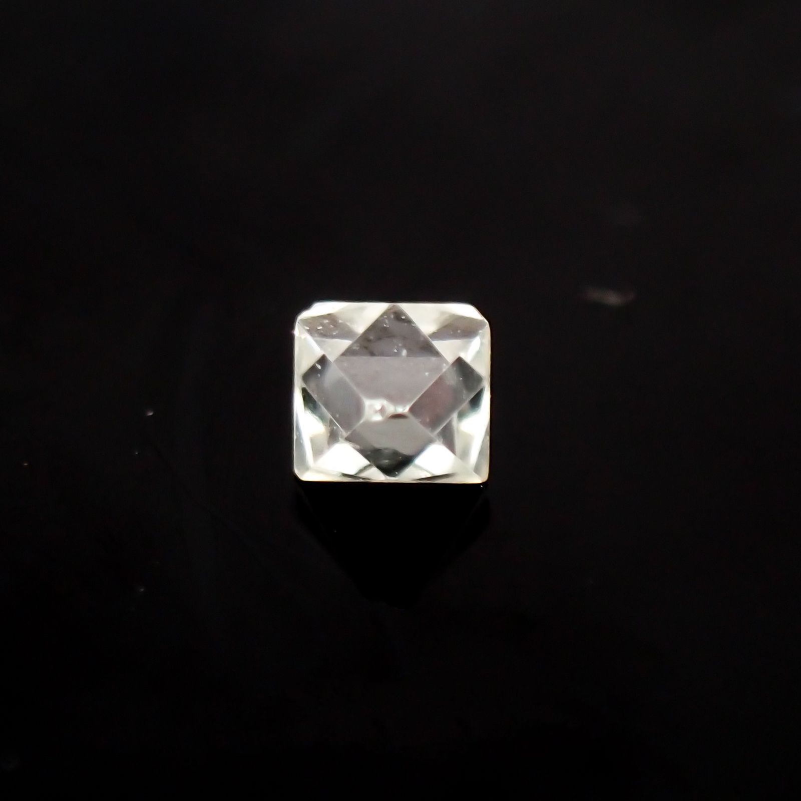ソーヤブルダイヤモンド 原石 ロシア産 ルース 0.053ct[210410554]2.4×2.4mm前後