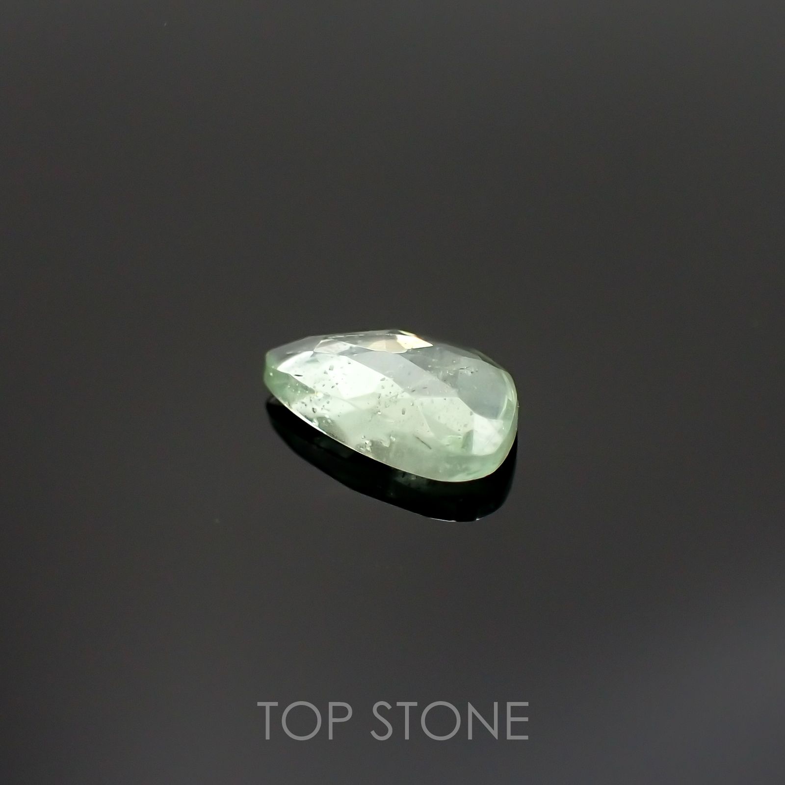 ◇ローズカット◇バナジウムコーネルピン(宝石名コーネルピン)タンザニア・タンガ州産 0.60ct 識別済[220115545]7.4x4.7mm前後