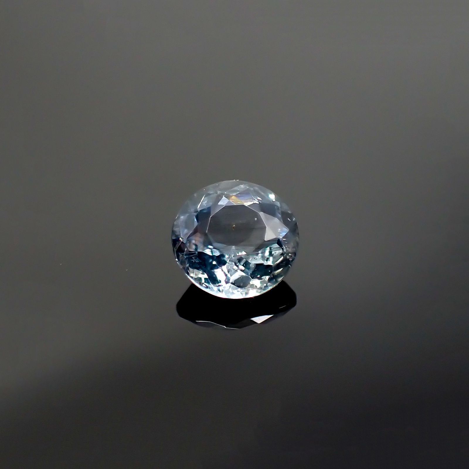 サンタマリアアクアマリン(宝石名アクアマリン) ブラジル産 0.697ct ソ付(彩珠)[210711894]5.9×5.9mm前後