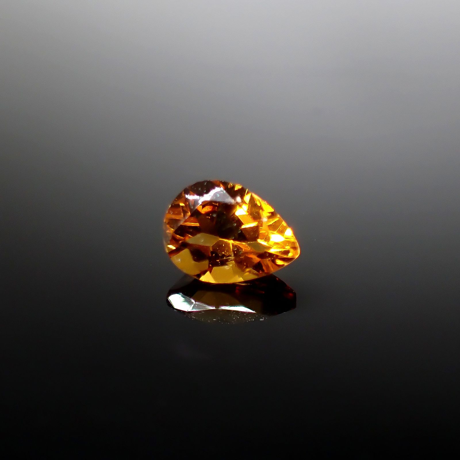 マデイラシトリン ブラジル・ミナスジェライス州産 0.98ct [250630588]8.1x6mm前後