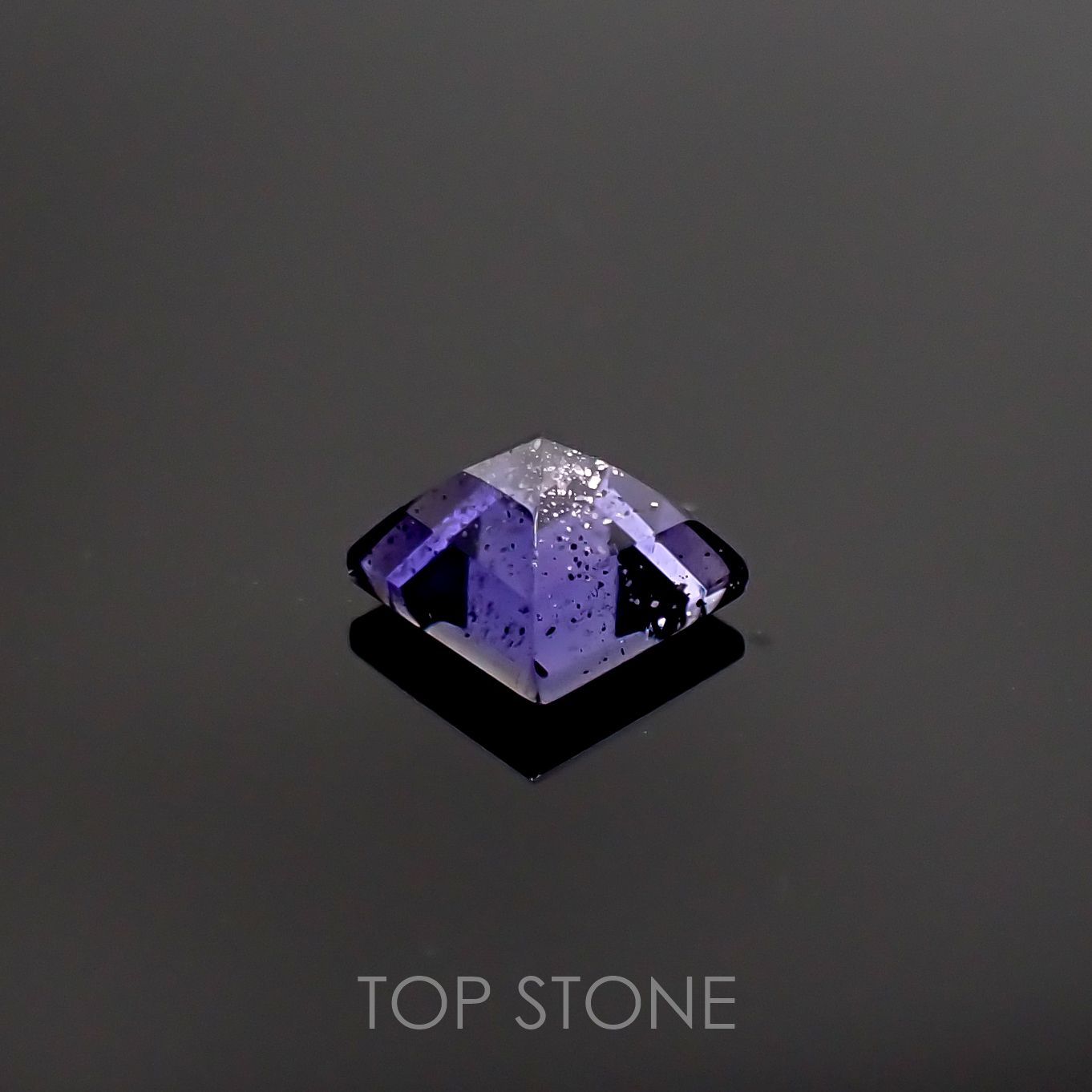 アイオライトサンストーン インド・ブラジル産 ルース 0.6ct[210711616]5.1×5.1mm前後