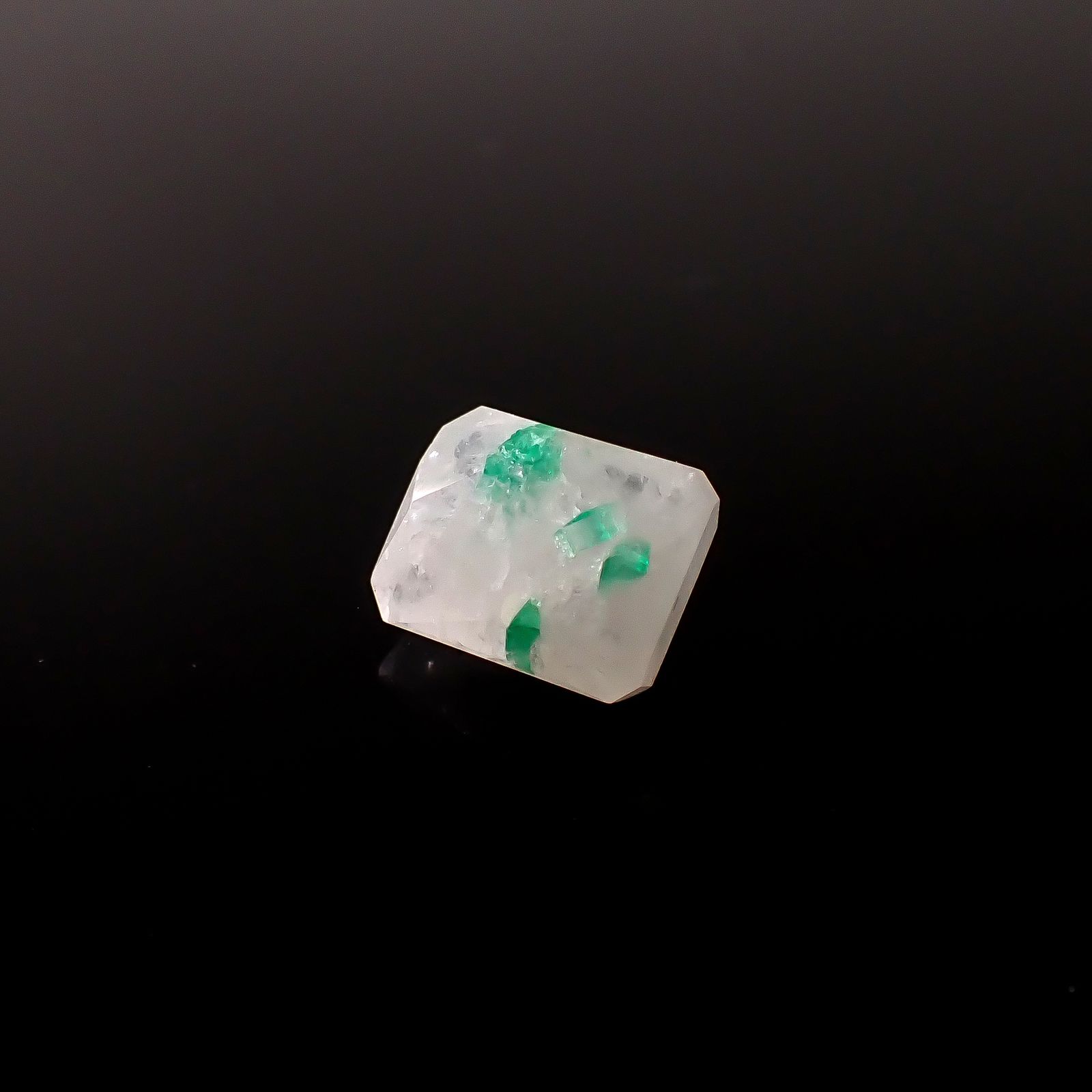 エメラルドインクォーツ パキスタン産 8.22ct / 13.1x10.3mm前後 [260231653]