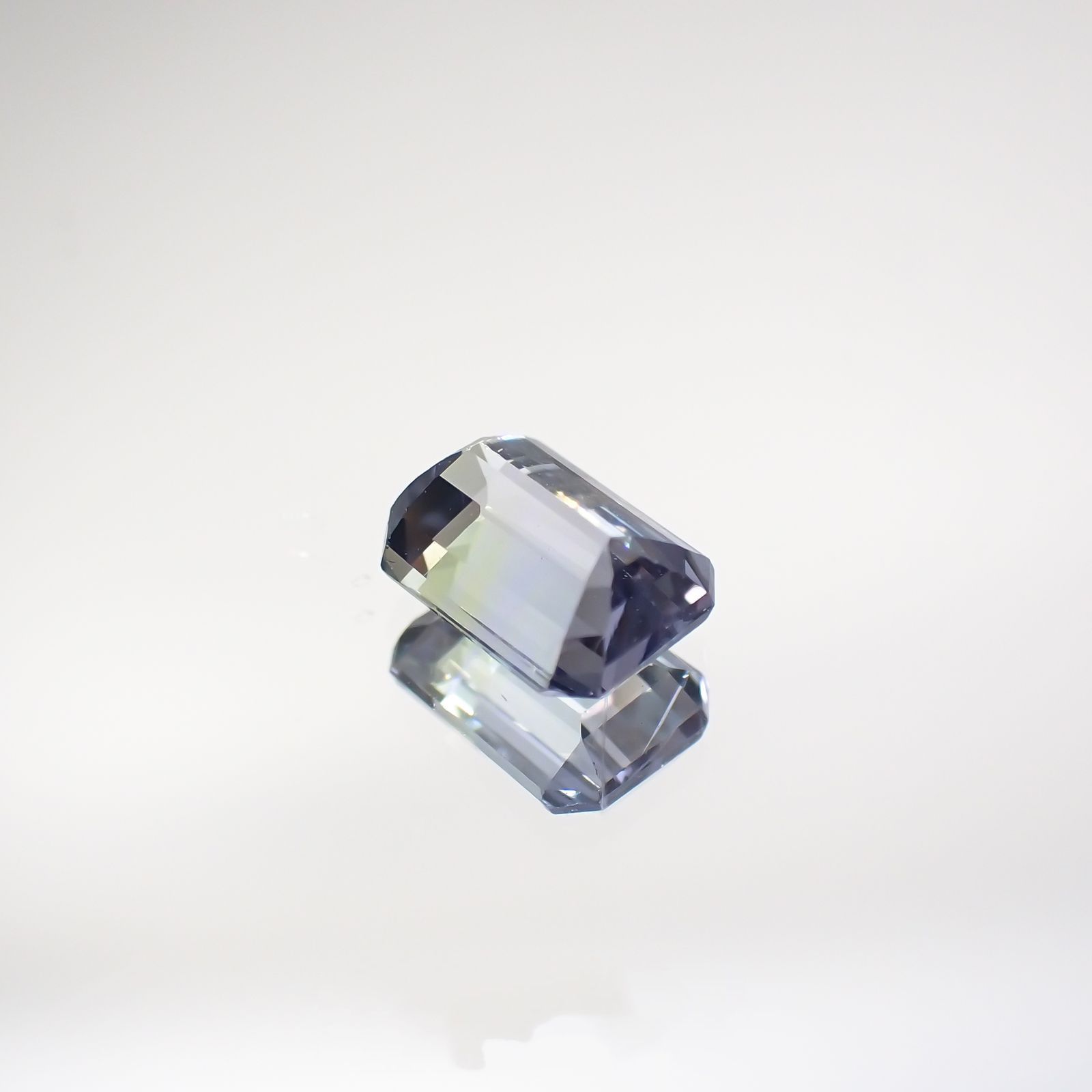 パーティカラータンザナイト(宝石名パーティカラード・ゾイサイト) タンザニア産 0.548ct ソ付(彩珠)[210711842]5.2×3.9mm前後
