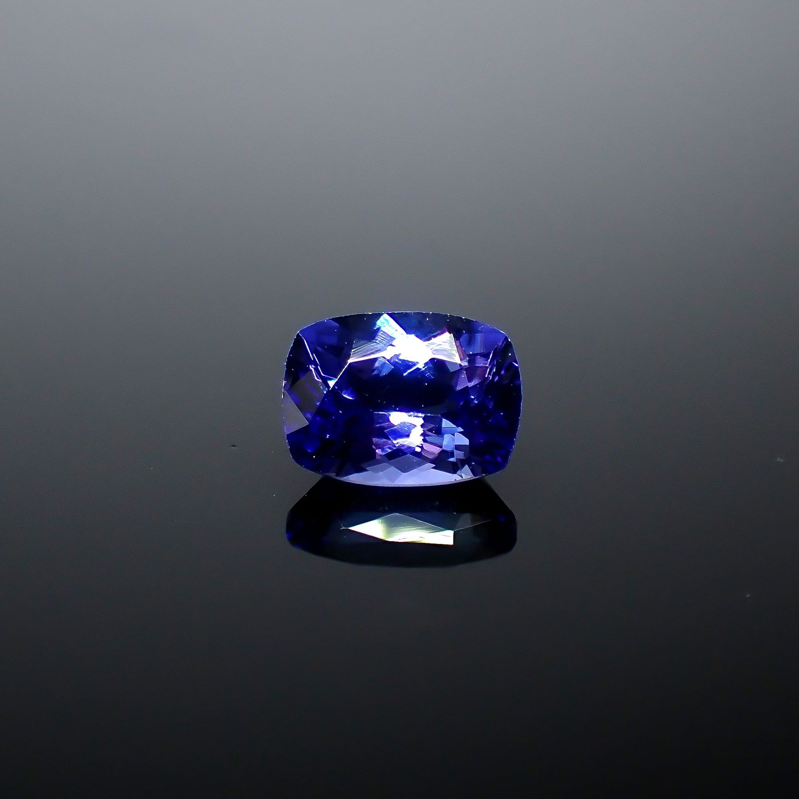 タンザナイト(宝石名タンザナイト)タンザニア産 識別済 1.68ct / 8x5.9mm前後 [251031243]