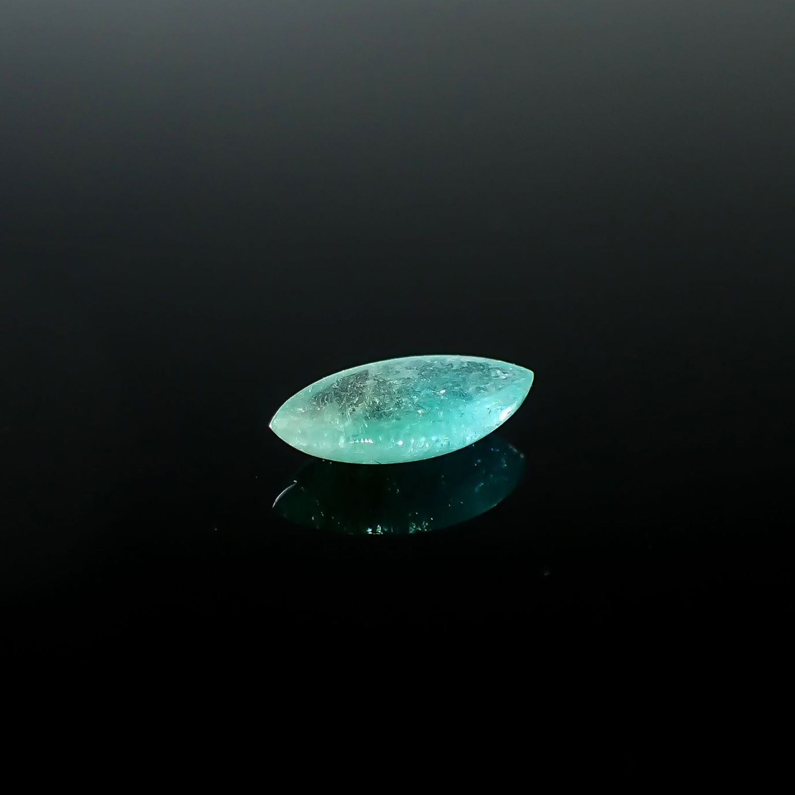 パライバトルマリン ブラジル・キントス鉱山産 0.79ct / 9.4x5.1mm前後 [251031351]