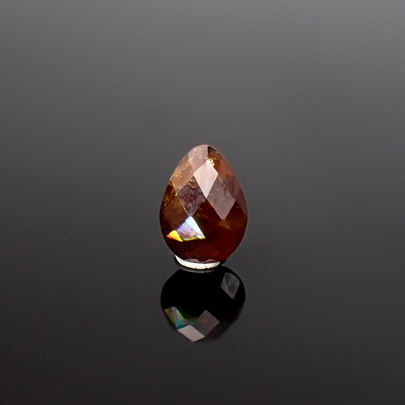 ◇リバーシブル・チェッカーカット◇レインボーガーネット 日本・奈良県産 1.42ct / 7.9x5.8mm前後 [260432084]