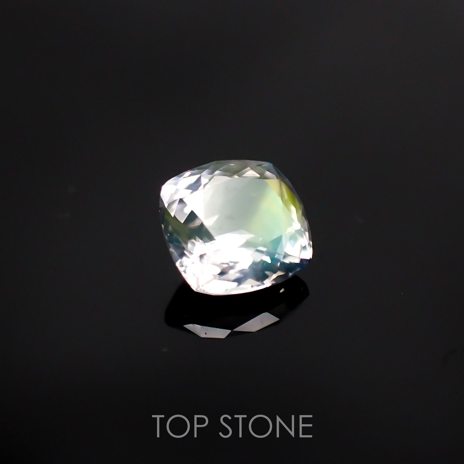 レインボームーンストーン(宝石名ラブラドライト) マダガスカル産 1.365ct ソ付(彩珠)[210611251]7.3×6.9mm前後