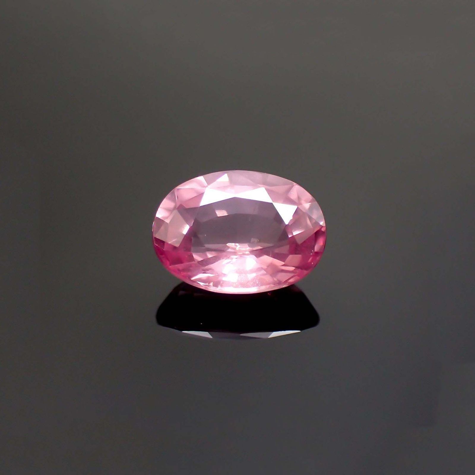 ピンクスピネル(宝石名ピンク・スピネル)タンザニア産 ソ付(彩珠) 1.306ct / 7.7x5.9mm前後 [260222577]