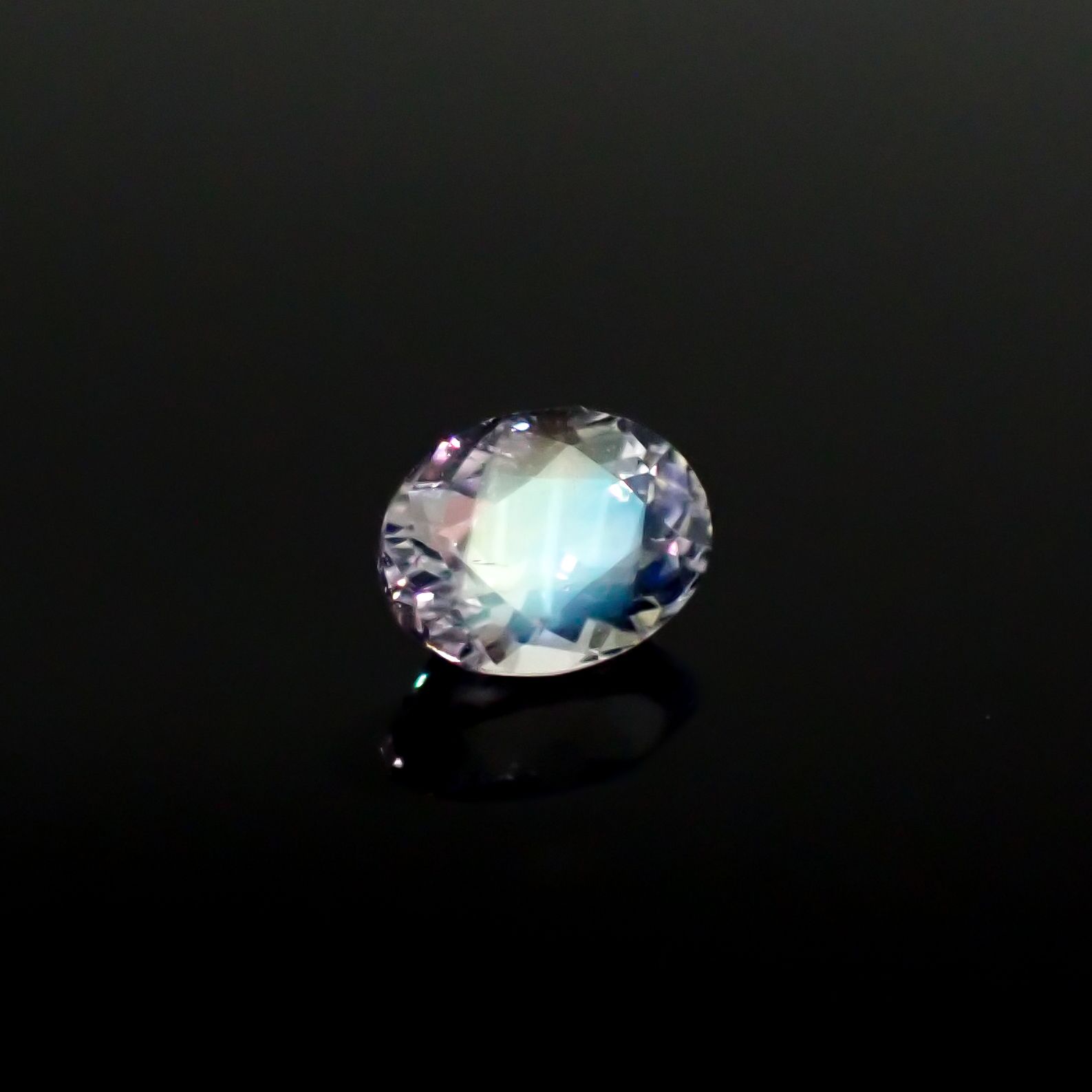 レインボームーンストーン ザンビア産 0.29ct[240828617]4.8x3.6mm前後