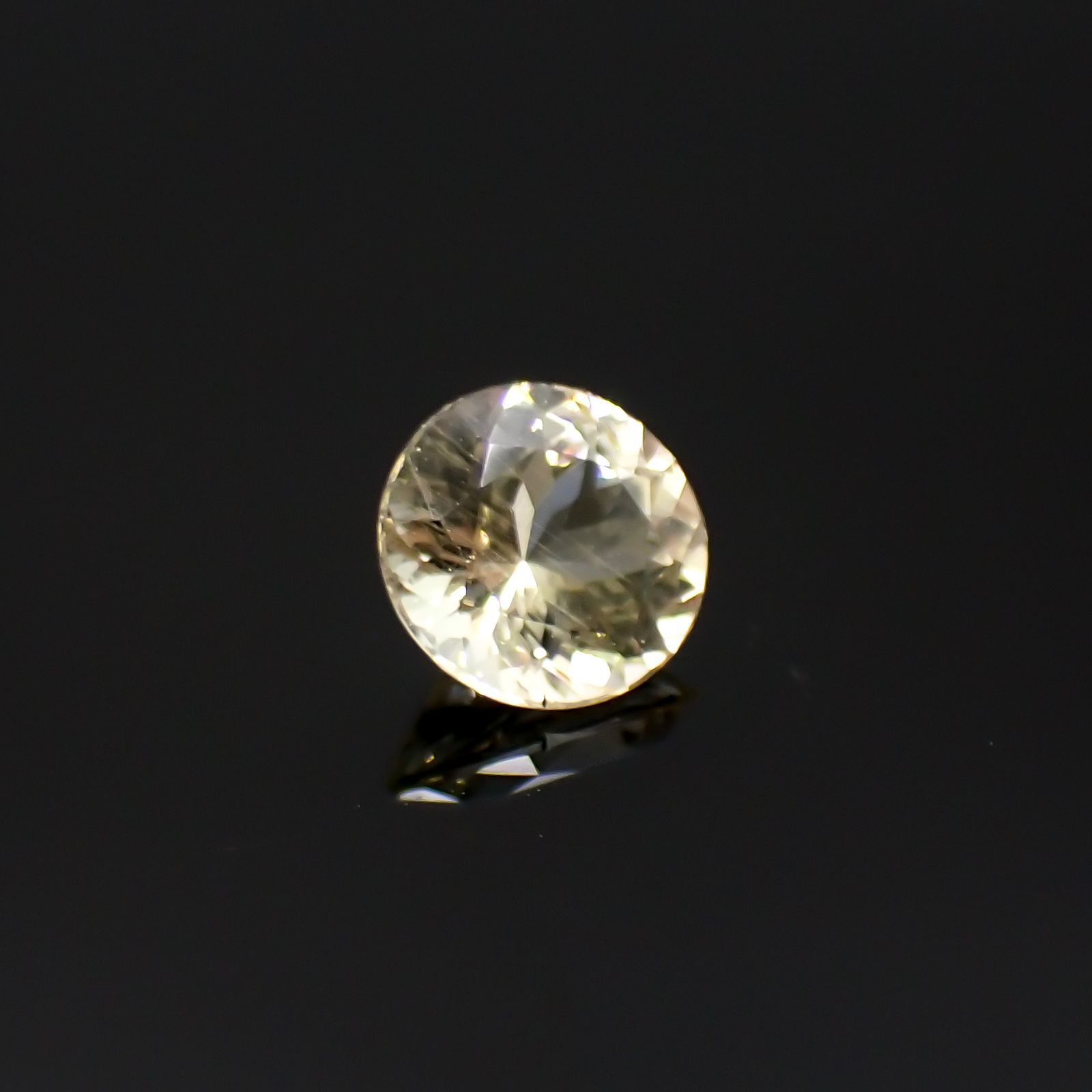 イエローダンビュライト(宝石名イエロー・ダンブライト)タンザニア産 0.94ct 識別済[220918011]6.4x6.4mm前後